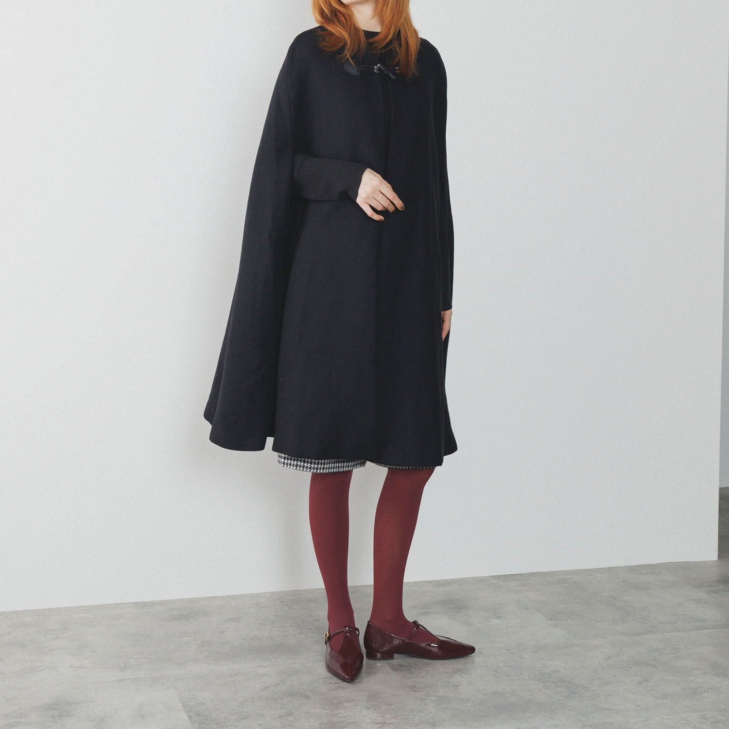 ニカル ダイヤＴストラップ フラットパンプス