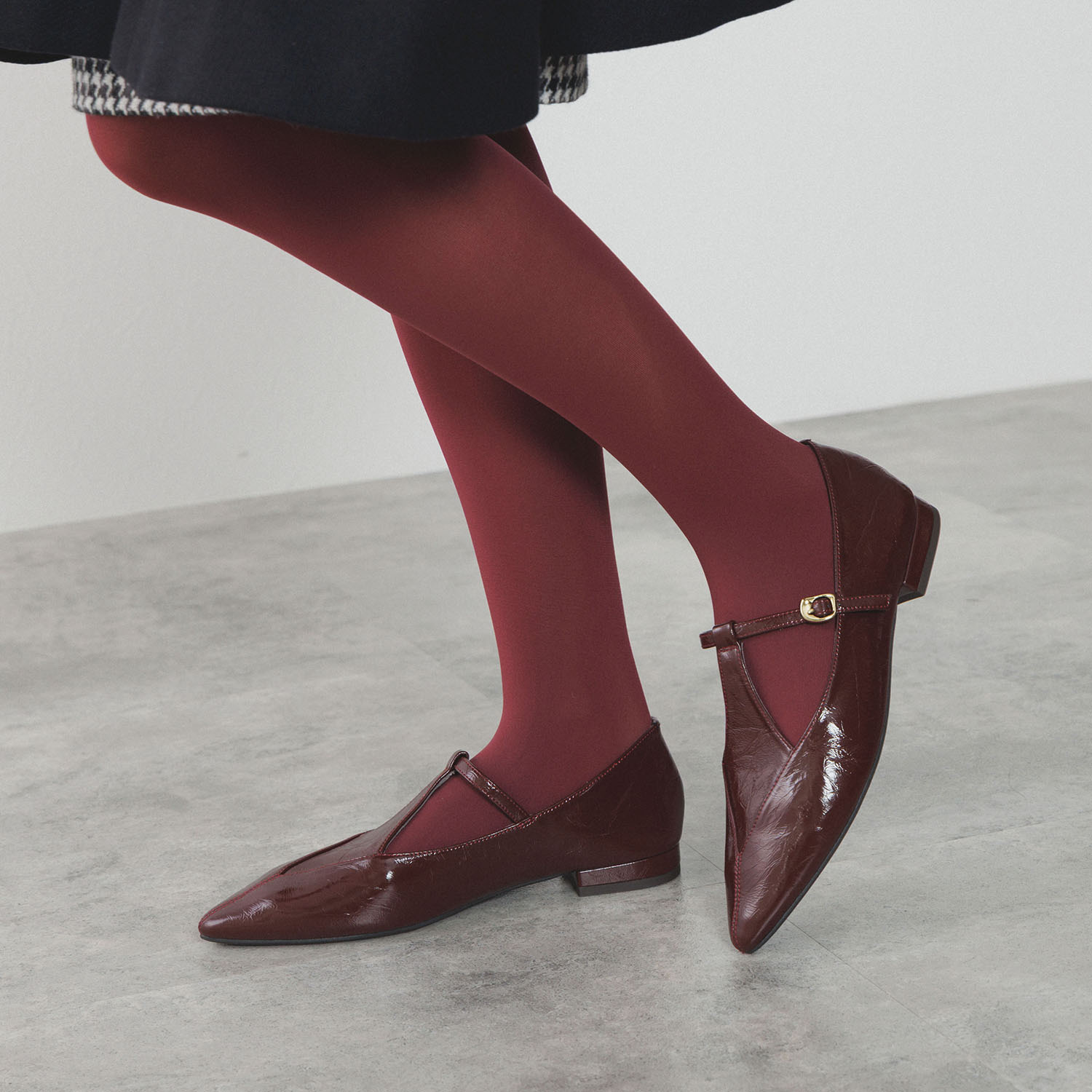 ニカル ダイヤＴストラップ フラットパンプス