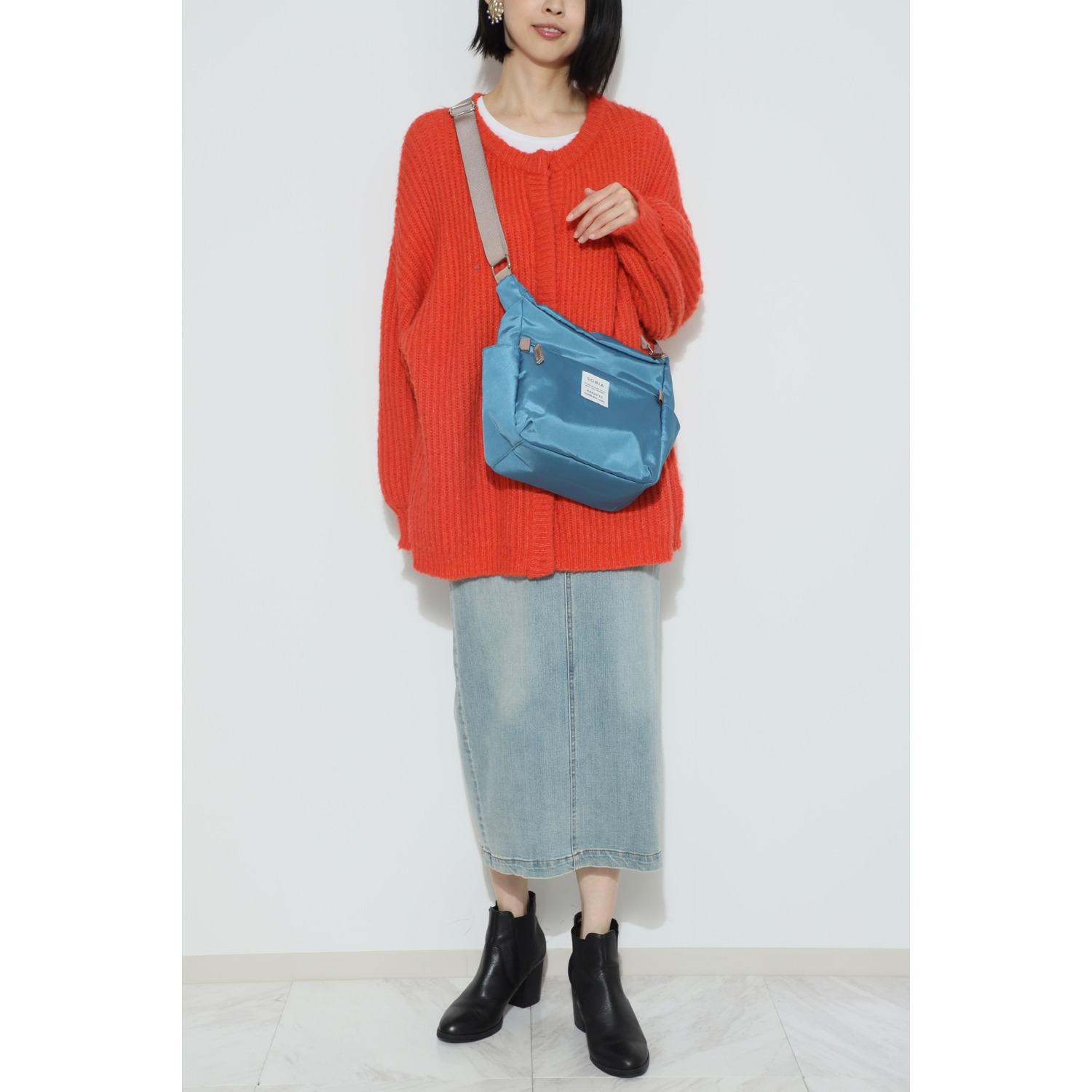 ソビア はっ水 軽量 縦型ショルダーバッグ