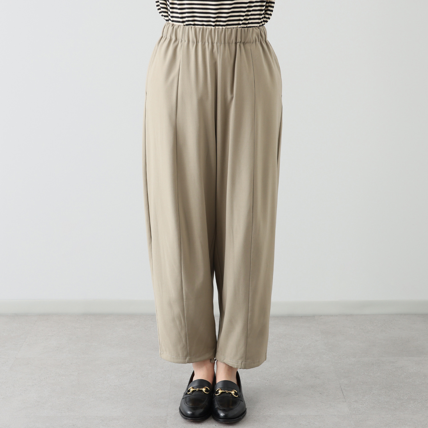 クワンティシ カーブシルエット イージーパンツ