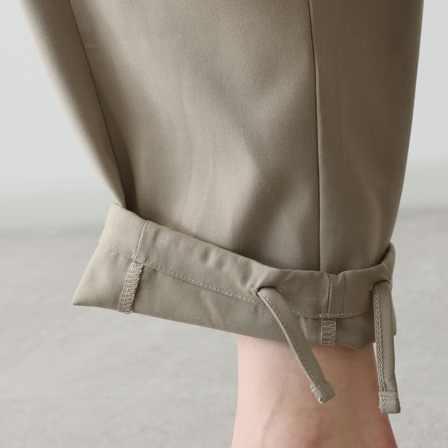 クワンティシ カーブシルエット イージーパンツ