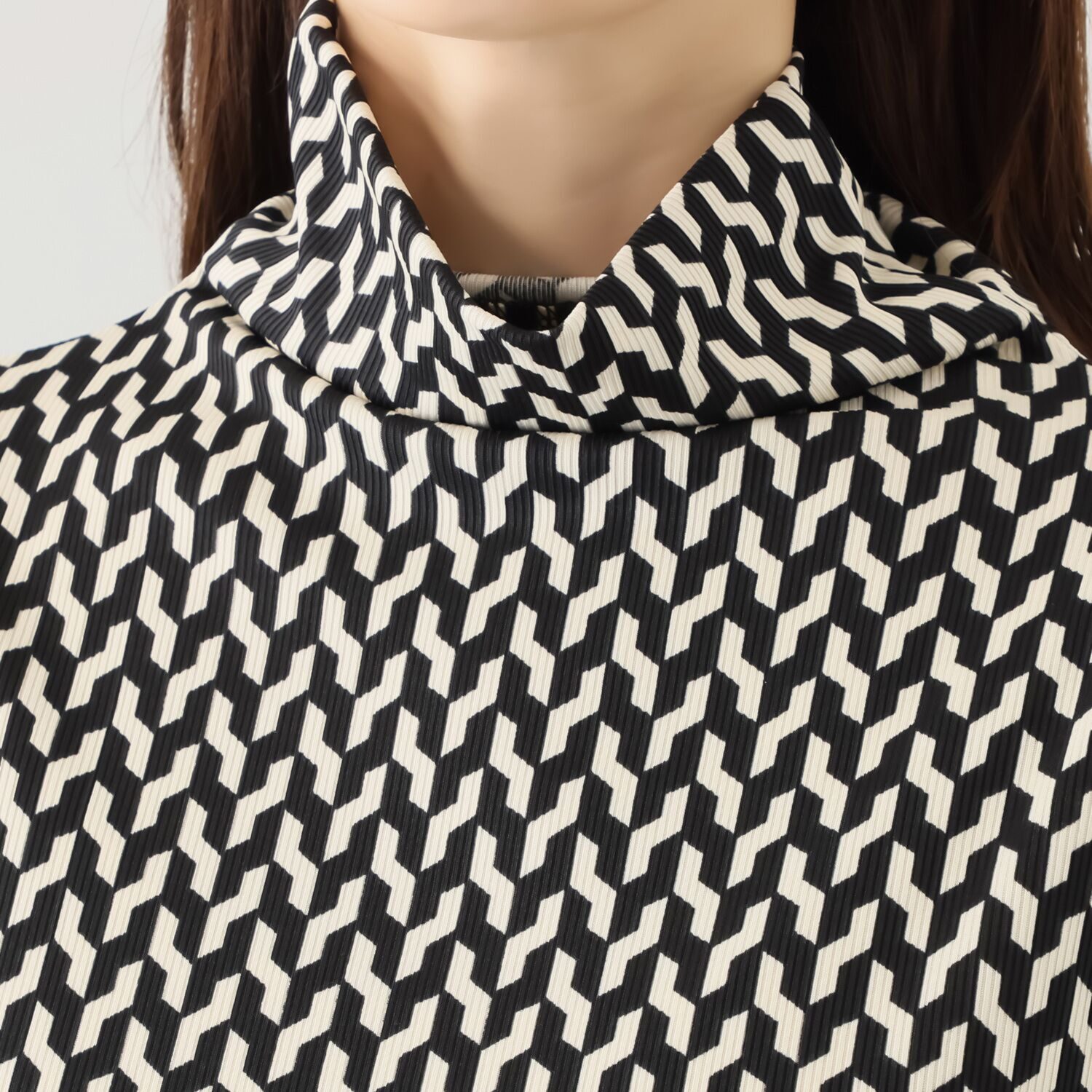 フーア ジオメトリック柄 ハイネック カットソープルオーバー