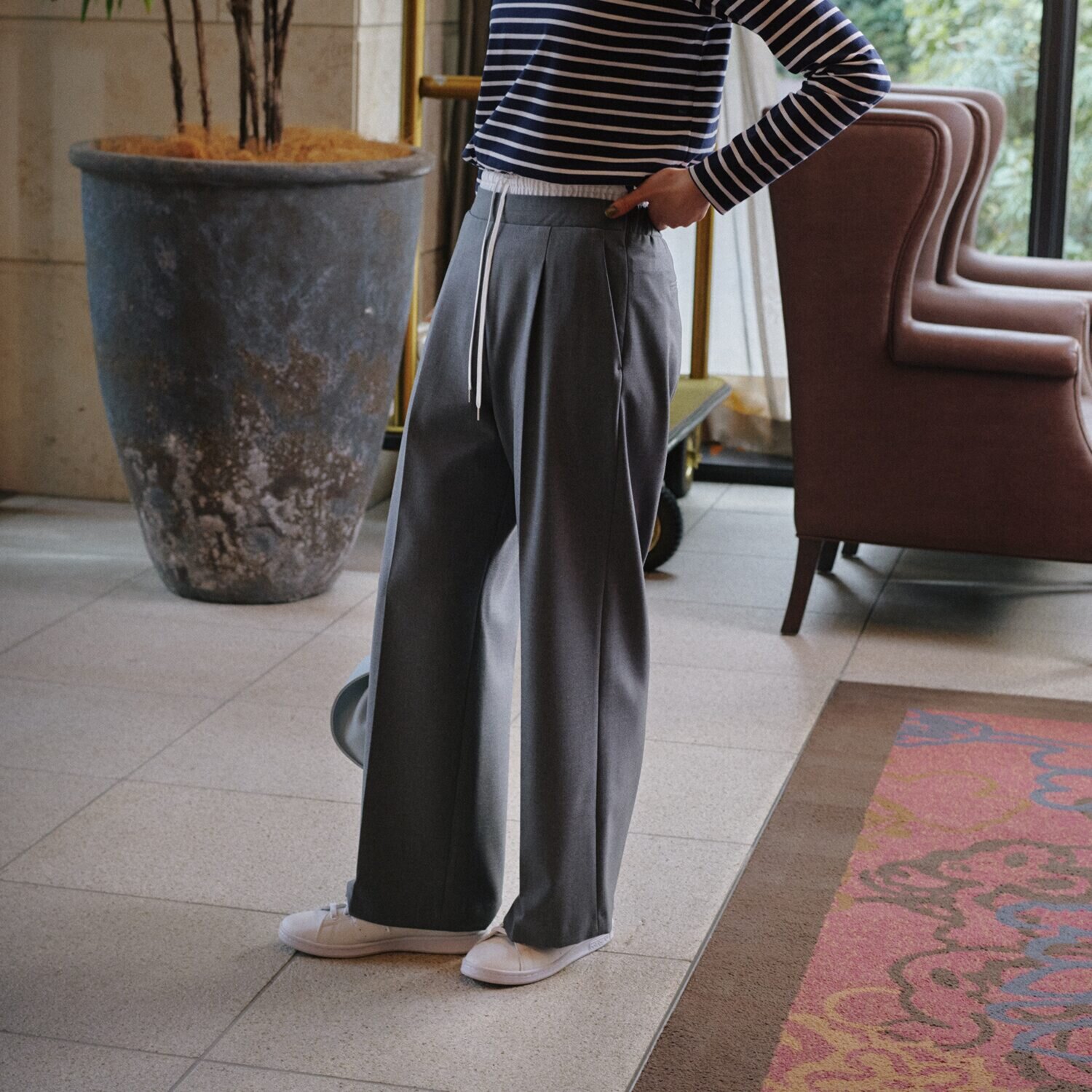 亀　恭子セレクト！ ロペ ２ウェイストレッチ チンツ加工　裏起毛 タックストレートパンツ