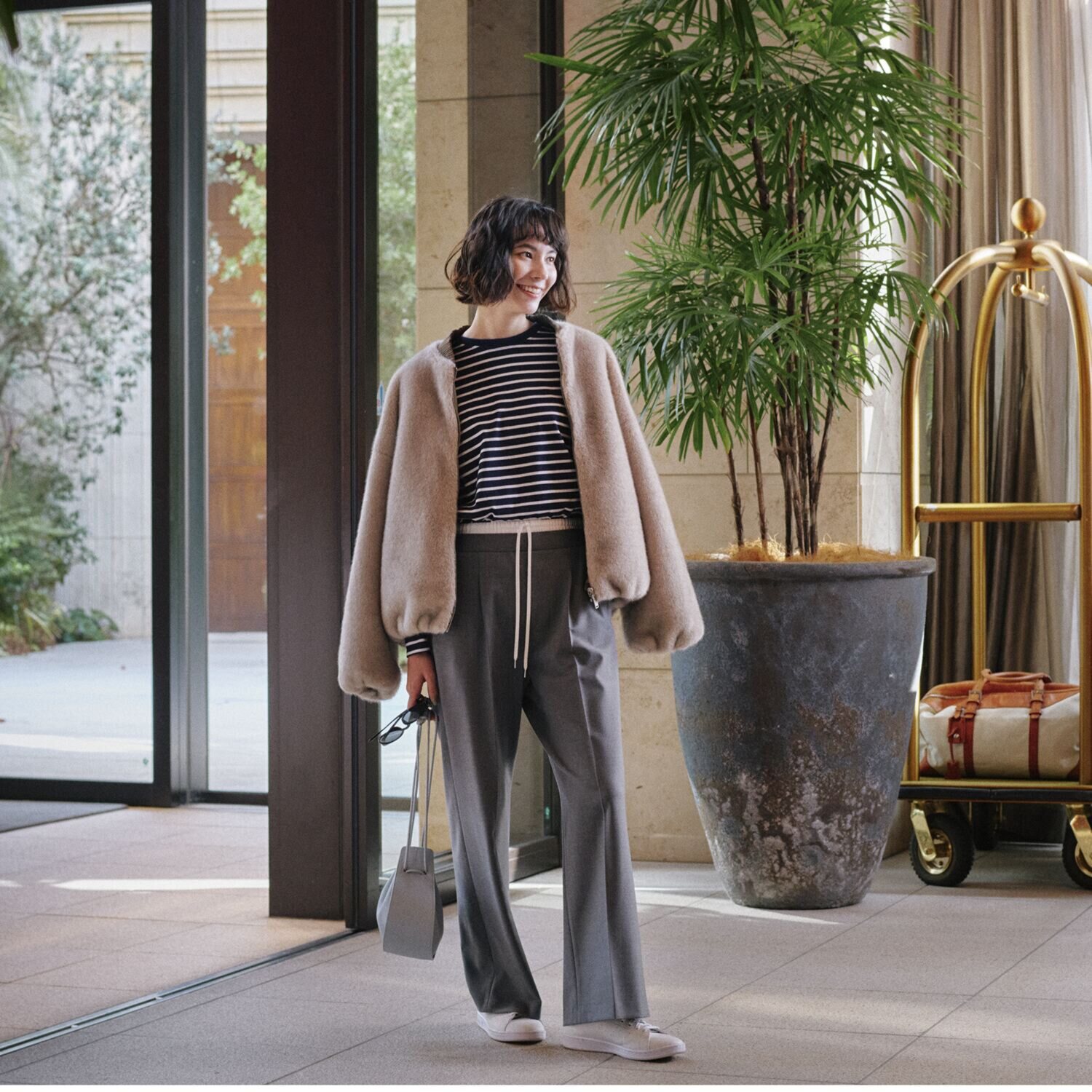 亀　恭子セレクト！ ロペ ２ウェイストレッチ チンツ加工　裏起毛 タックストレートパンツ