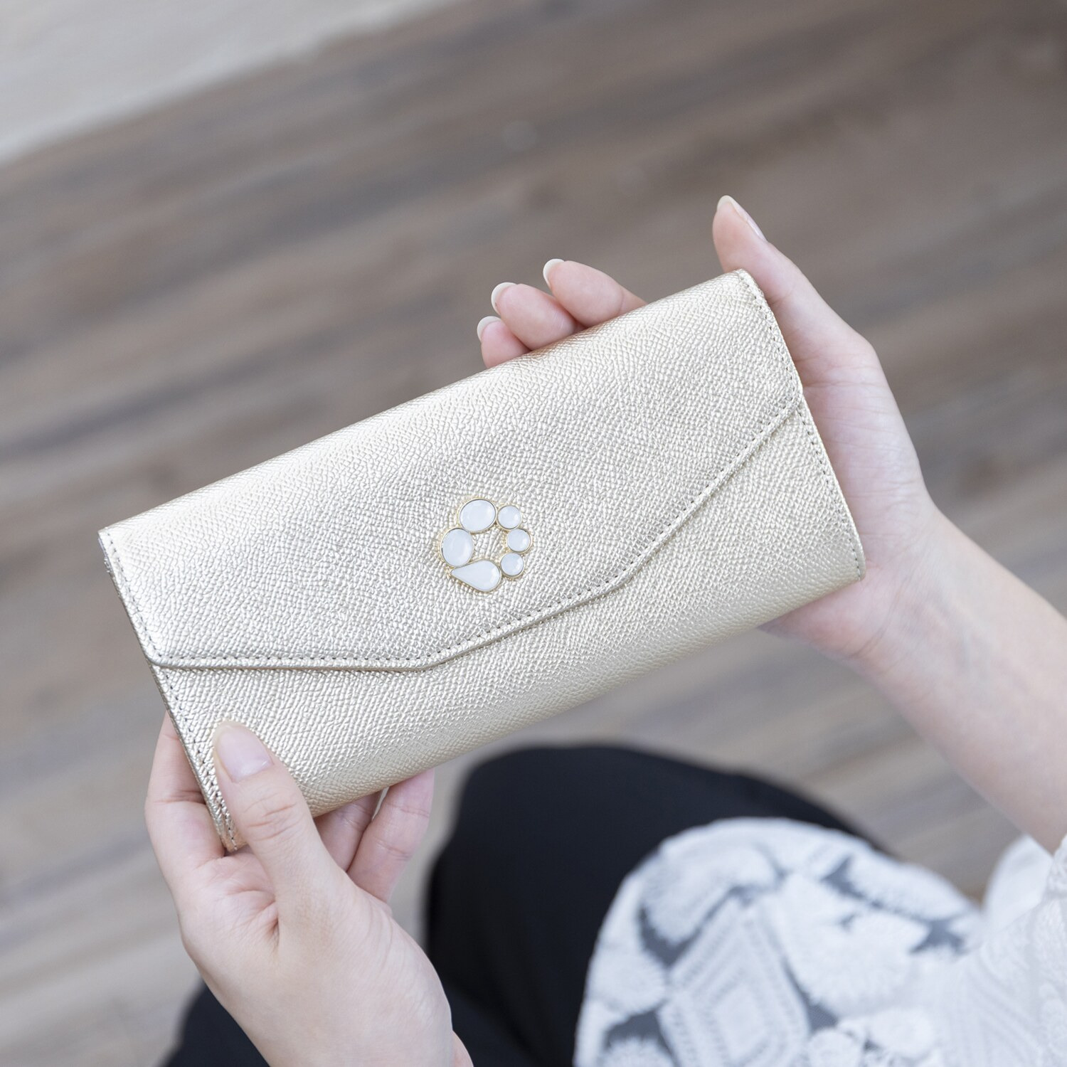 マリ・クレール ホースレザー ミスティリングブローチ付 スリムウォレット