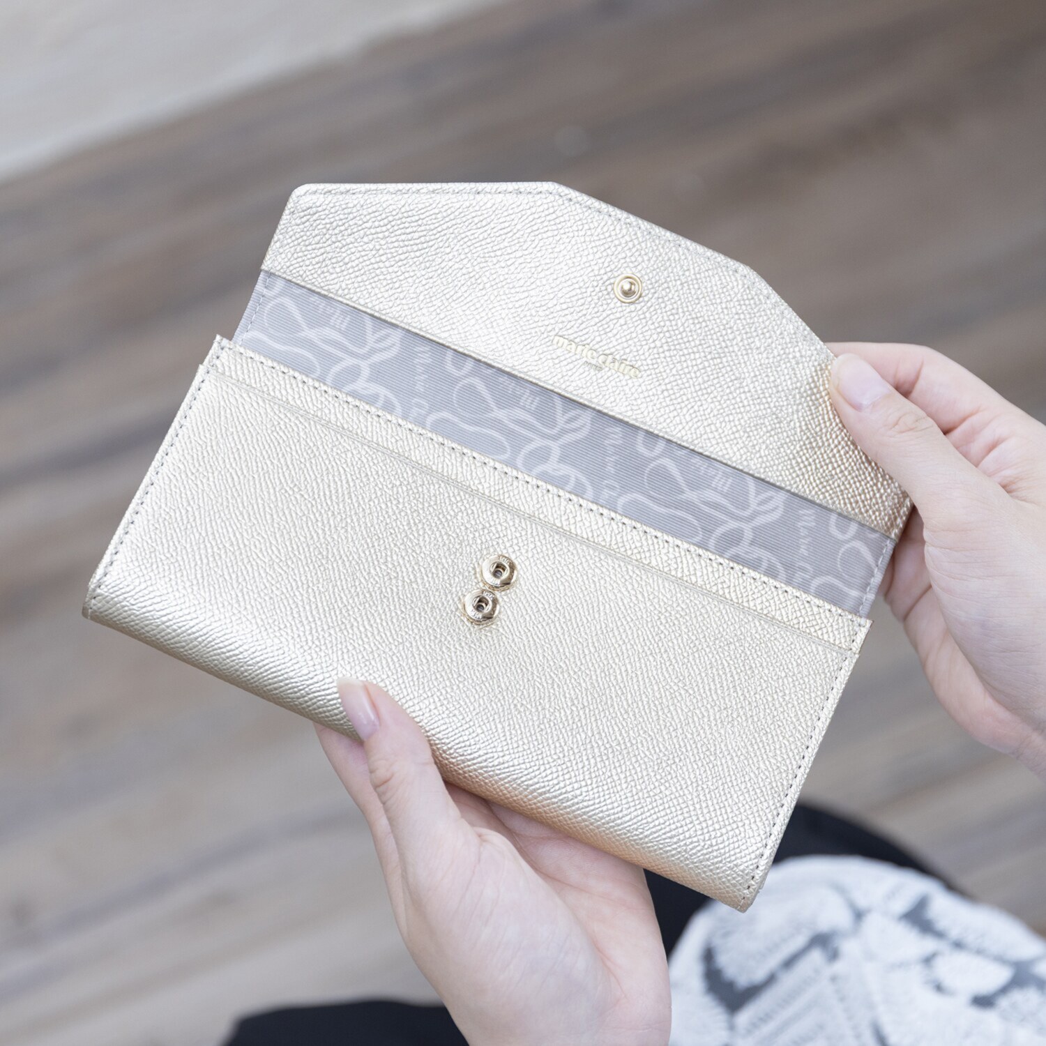 マリ・クレール ホースレザー ミスティリングブローチ付 スリムウォレット