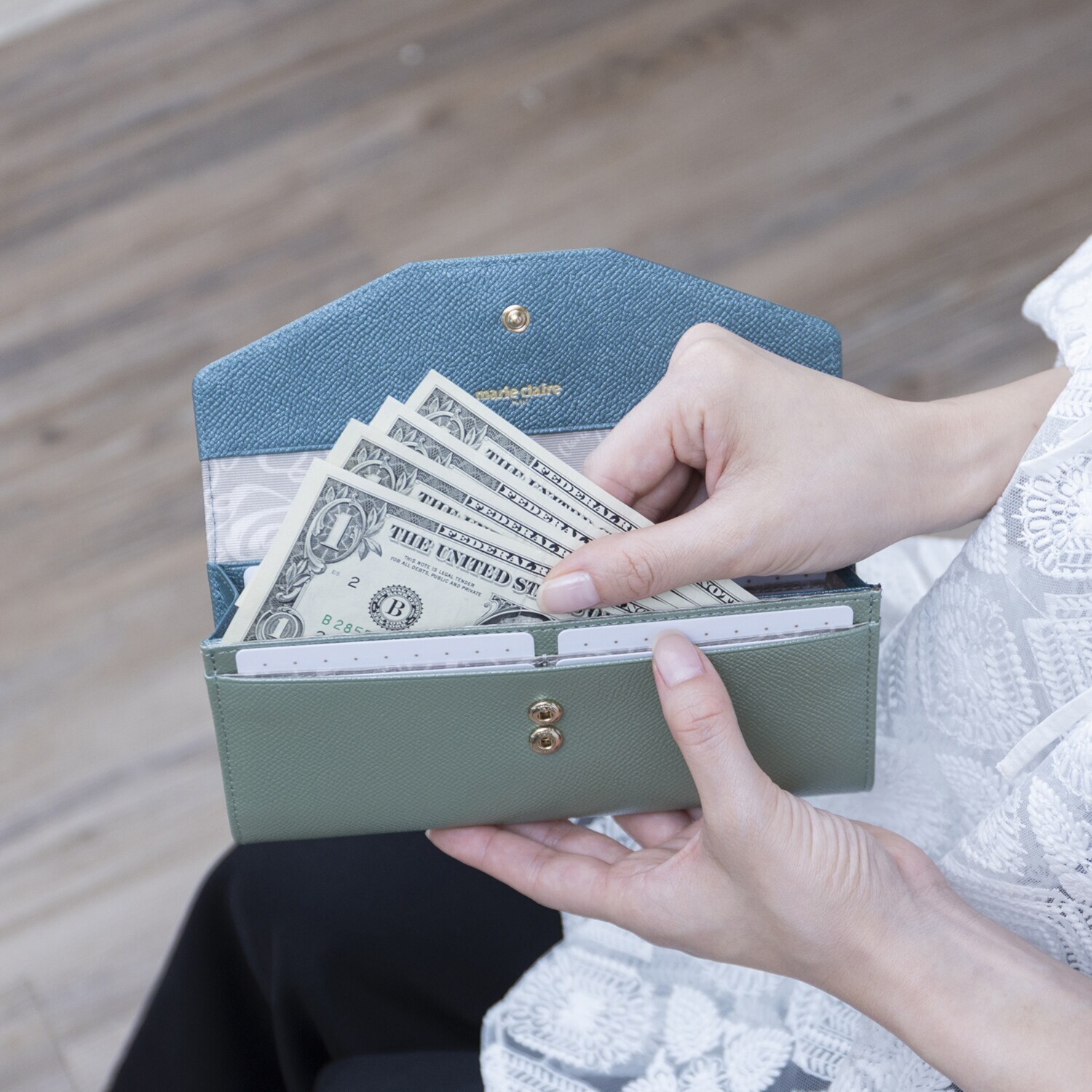 マリ・クレール ホースレザー ミスティリングブローチ付 スリムウォレット