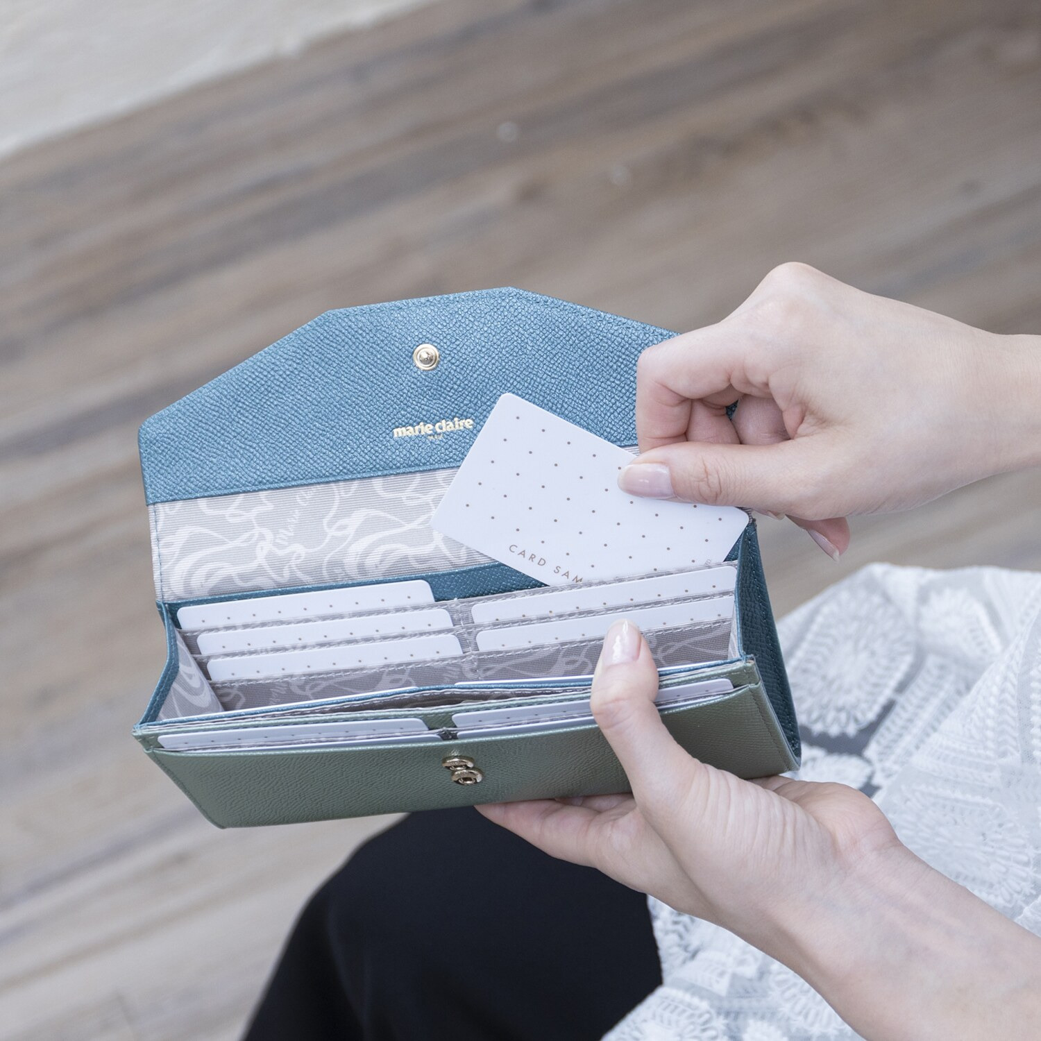 マリ・クレール ホースレザー ミスティリングブローチ付 スリムウォレット