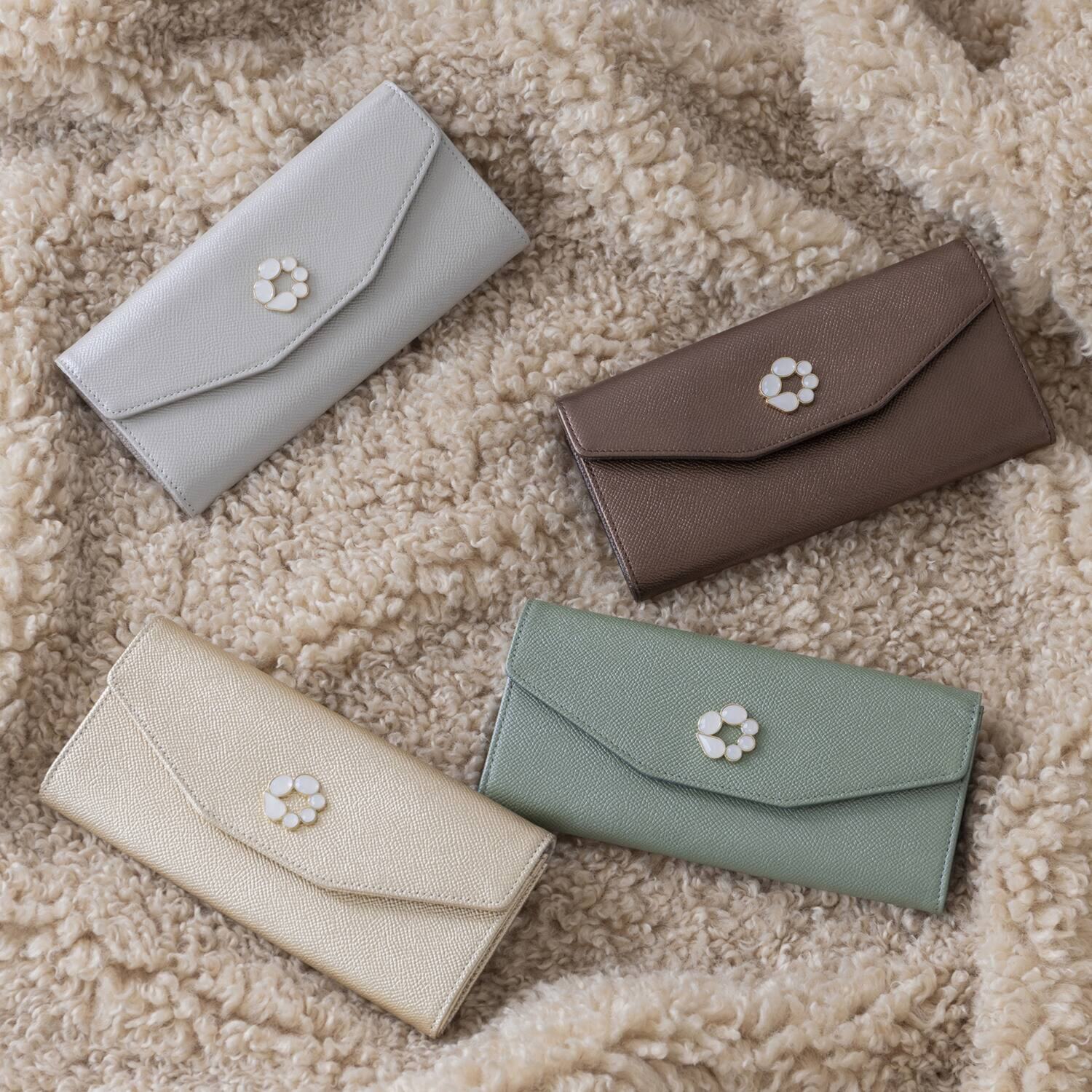 マリ・クレール ホースレザー ミスティリングブローチ付 スリムウォレット