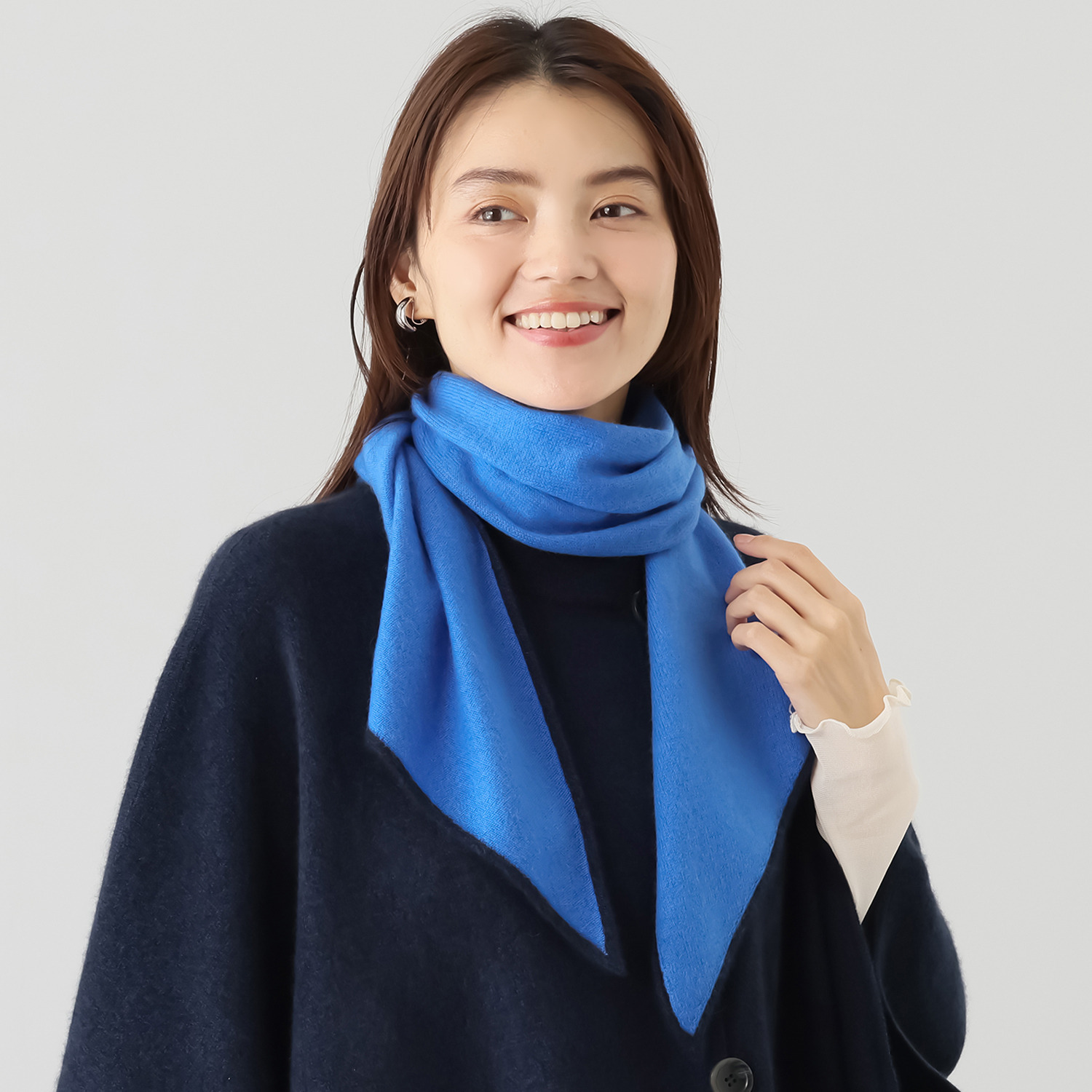 アズイズ　ビーマイセルフ バイ　ネイチャーズ モンゴルカシミヤ 配色使い 剣先型ニットスカーフ