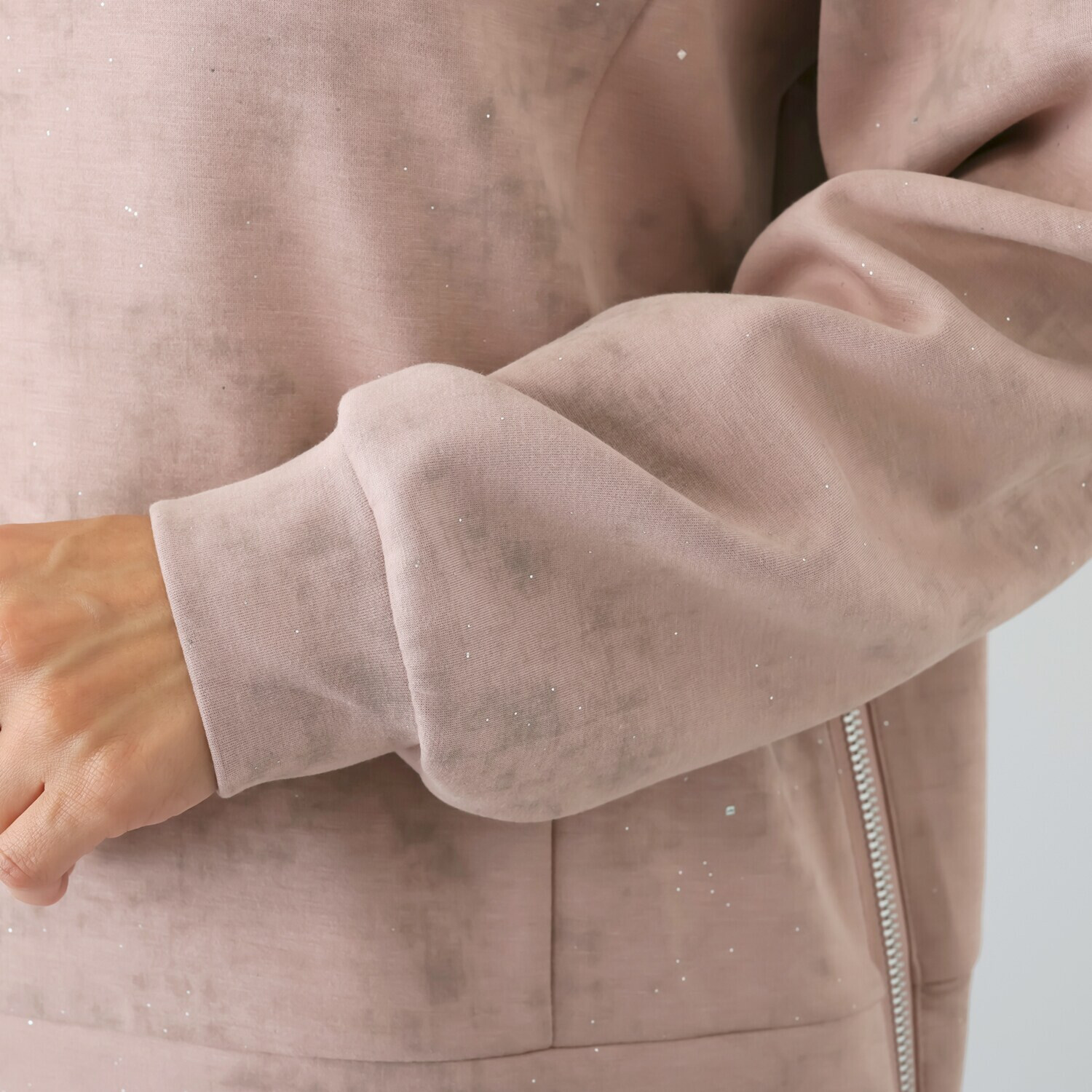 ヘブンアンドアース グリッターラメプリント アシンメトリージップ フーディープルオーバー