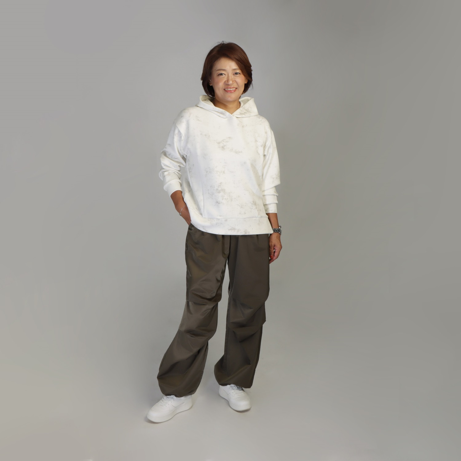 ヘブンアンドアース グリッターラメプリント アシンメトリージップ フーディープルオーバー