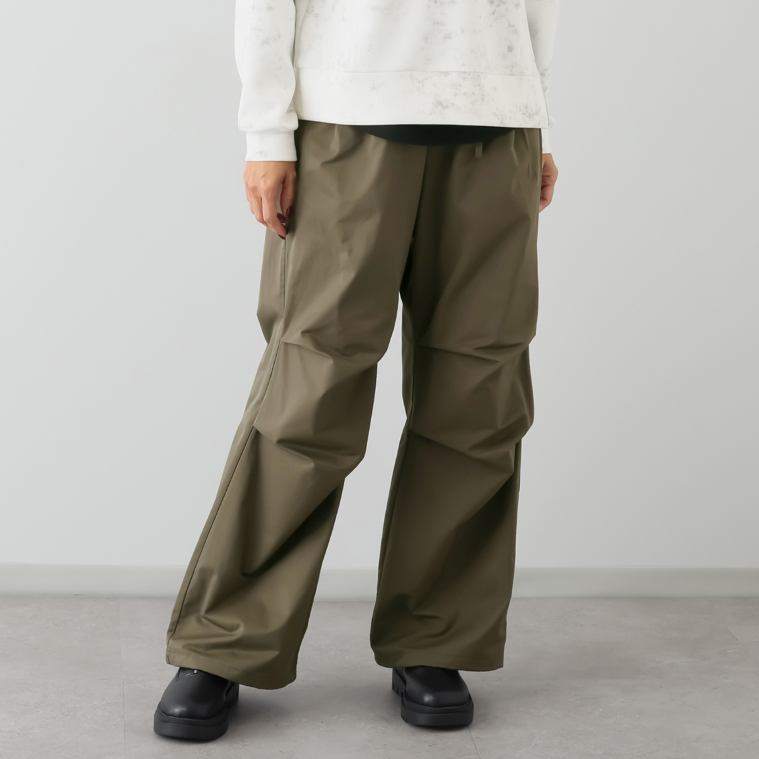 ヘブンアンドアース マットサテンクロス タックワイドパンツ