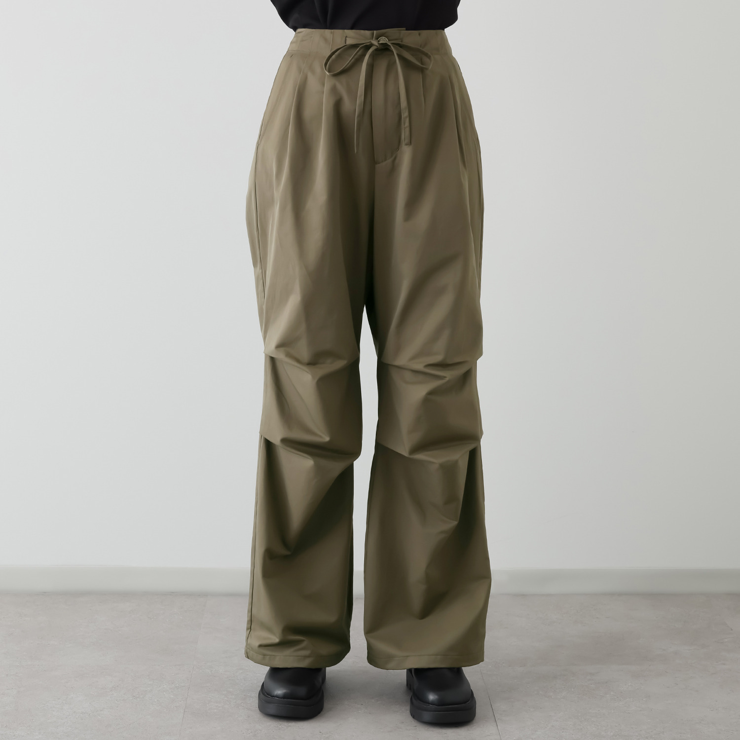 ヘブンアンドアース マットサテンクロス タックワイドパンツ