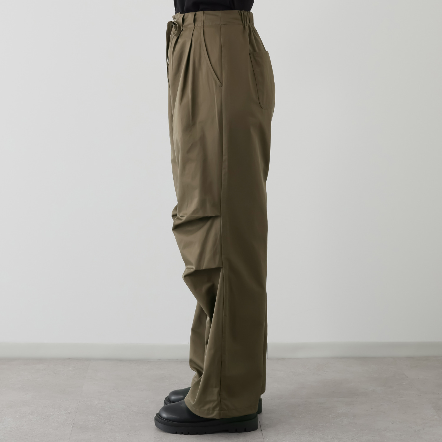 ヘブンアンドアース マットサテンクロス タックワイドパンツ