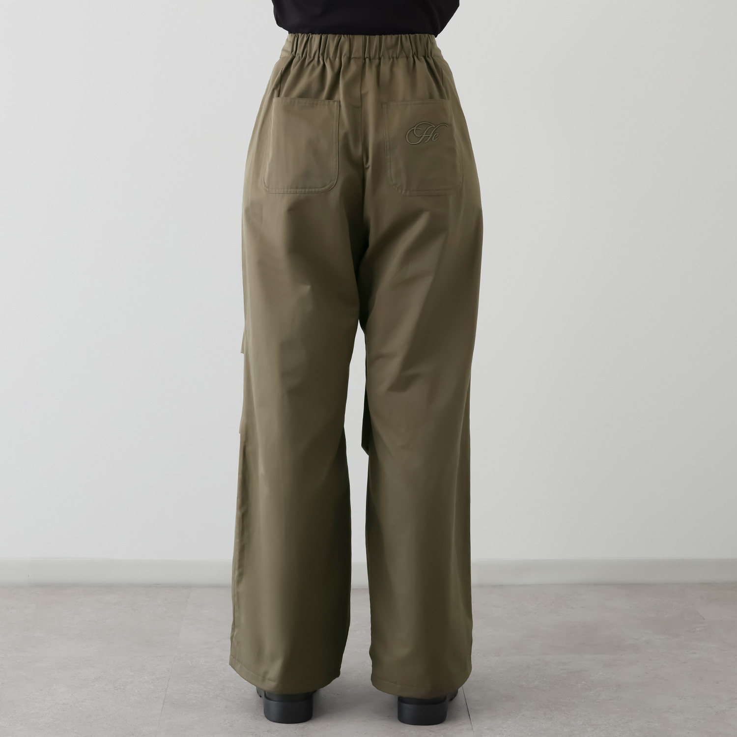 ヘブンアンドアース マットサテンクロス タックワイドパンツ