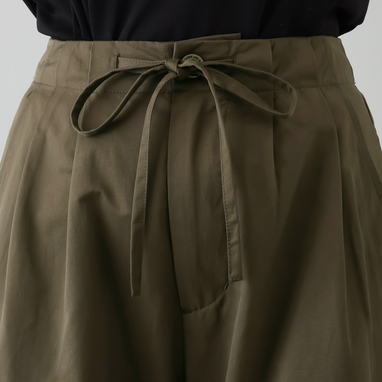 ヘブンアンドアース マットサテンクロス タックワイドパンツ