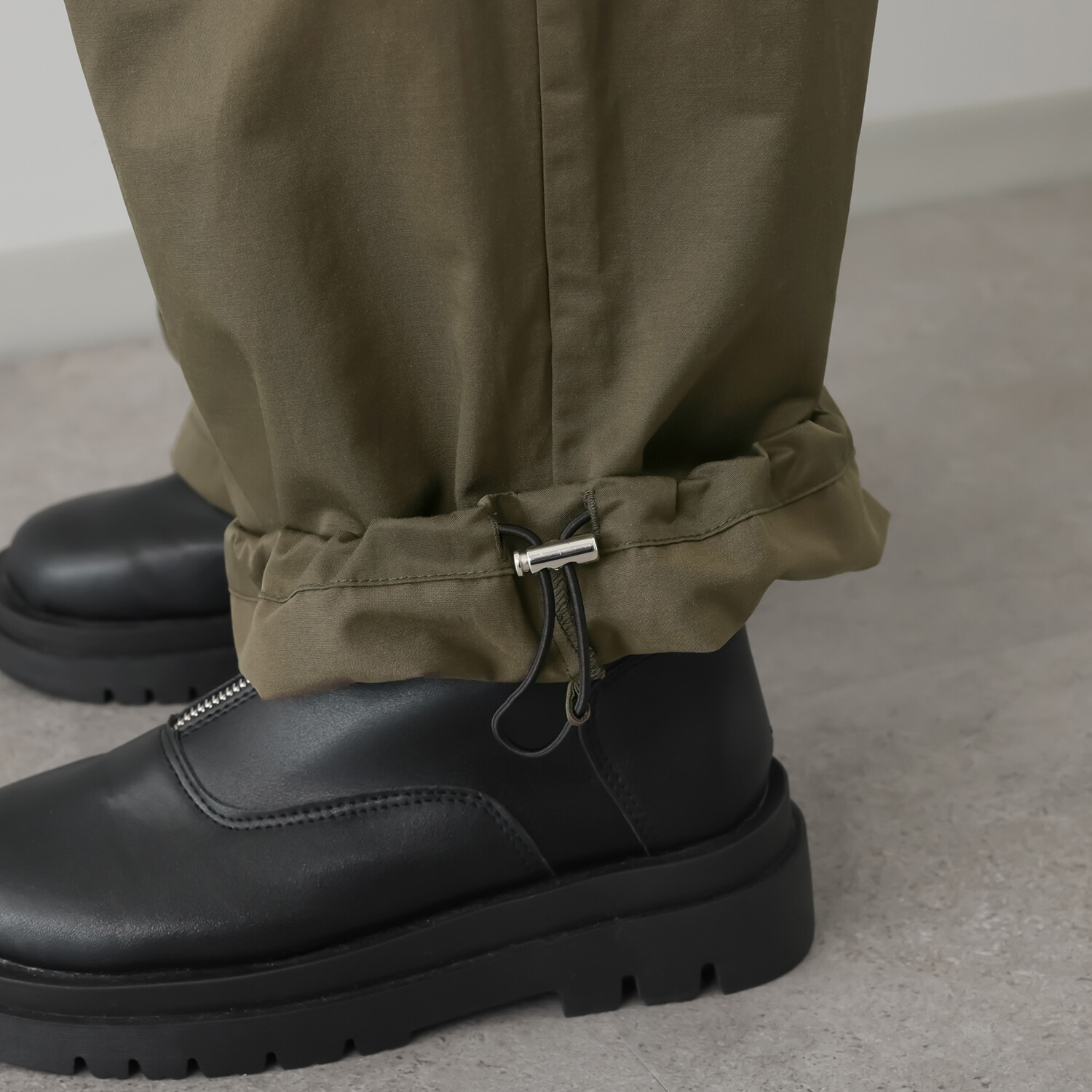 ヘブンアンドアース マットサテンクロス タックワイドパンツ