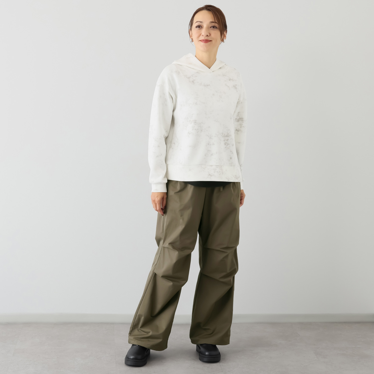 ヘブンアンドアース マットサテンクロス タックワイドパンツ