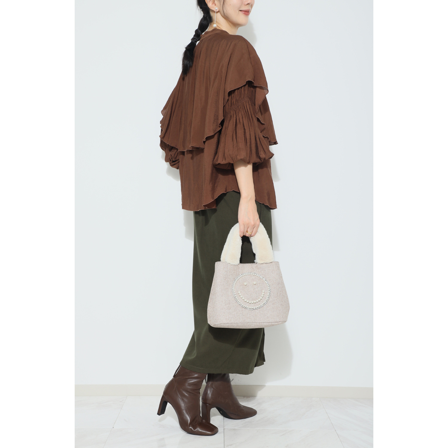 クーコ スマイリーフェイス パールビジュウ刺しゅう ふわふわハンドルバッグ