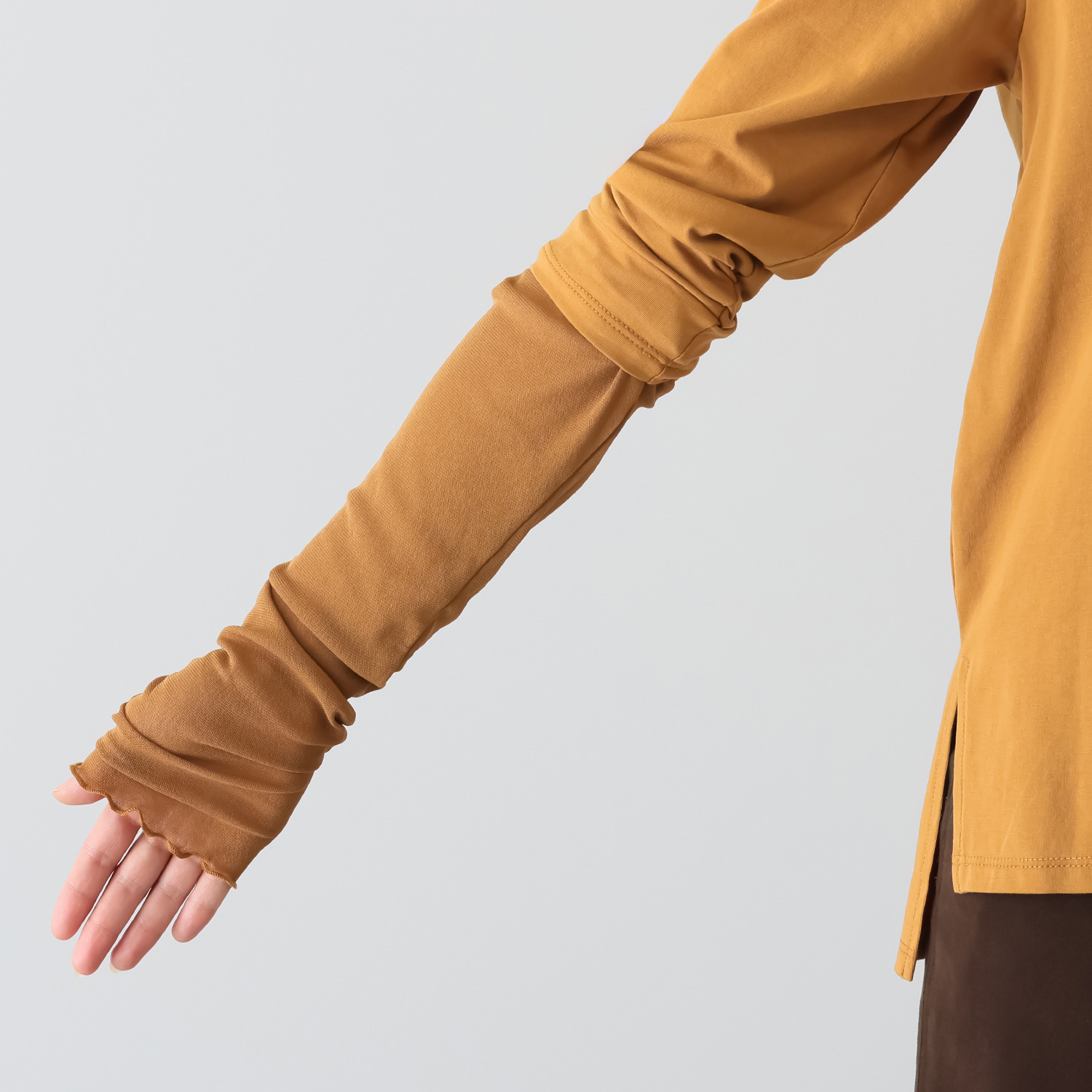 エイジャ 重ね着でも１枚でも サマになる 洗練チュールレイヤード カットソー