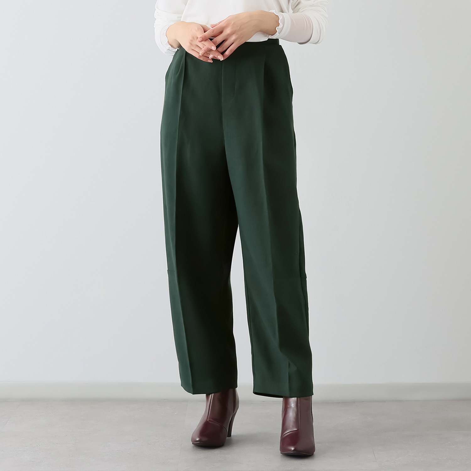 エイジャ 大人の余裕とセンスが光る トレンドライクな バレルパンツ