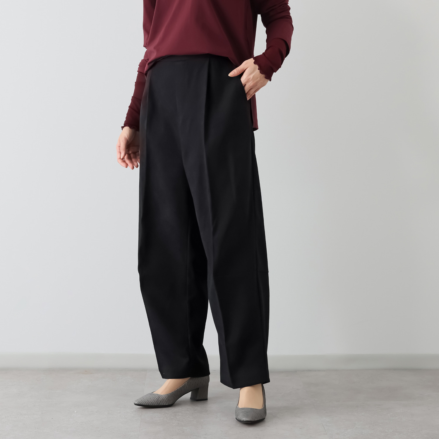 エイジャ 大人の余裕とセンスが光る トレンドライクな バレルパンツ