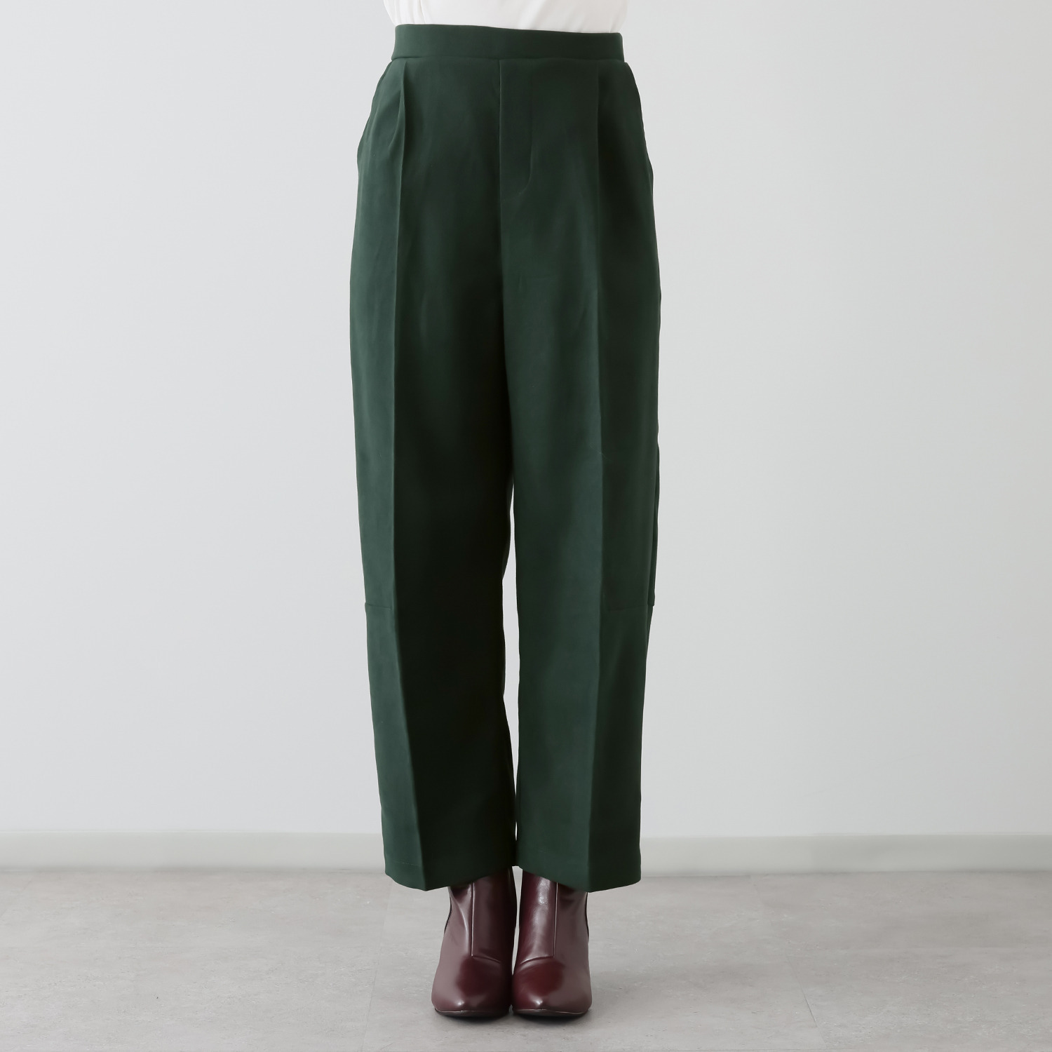 エイジャ 大人の余裕とセンスが光る トレンドライクな バレルパンツ