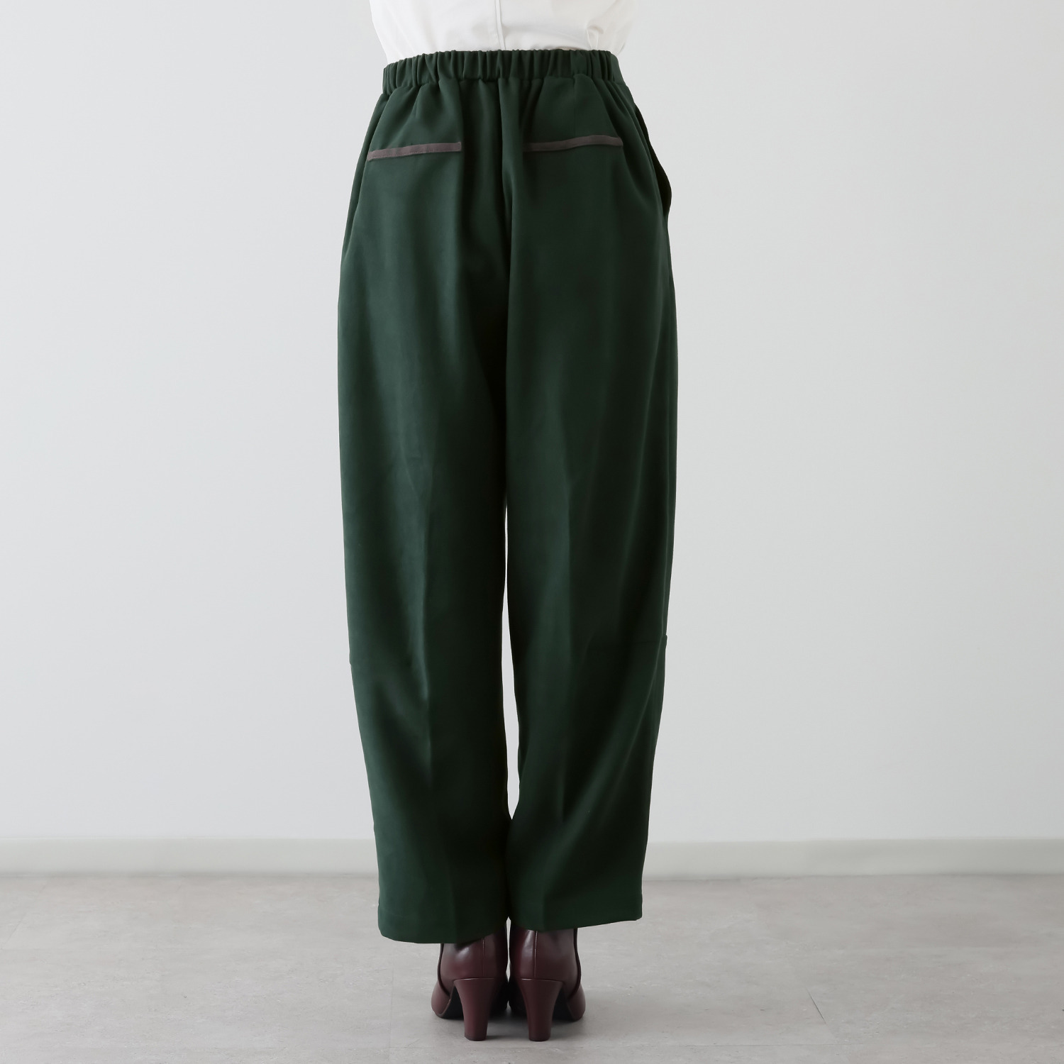 エイジャ 大人の余裕とセンスが光る トレンドライクな バレルパンツ