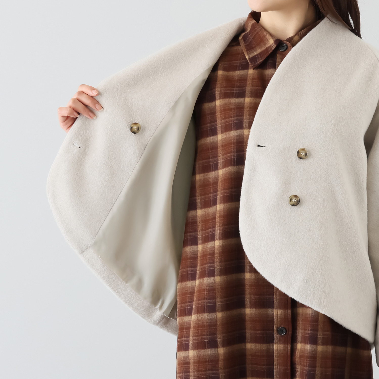 エイジャ 新鮮な丈バランスと シルエットで華やぐ ふんわり丸い ショートジャケット