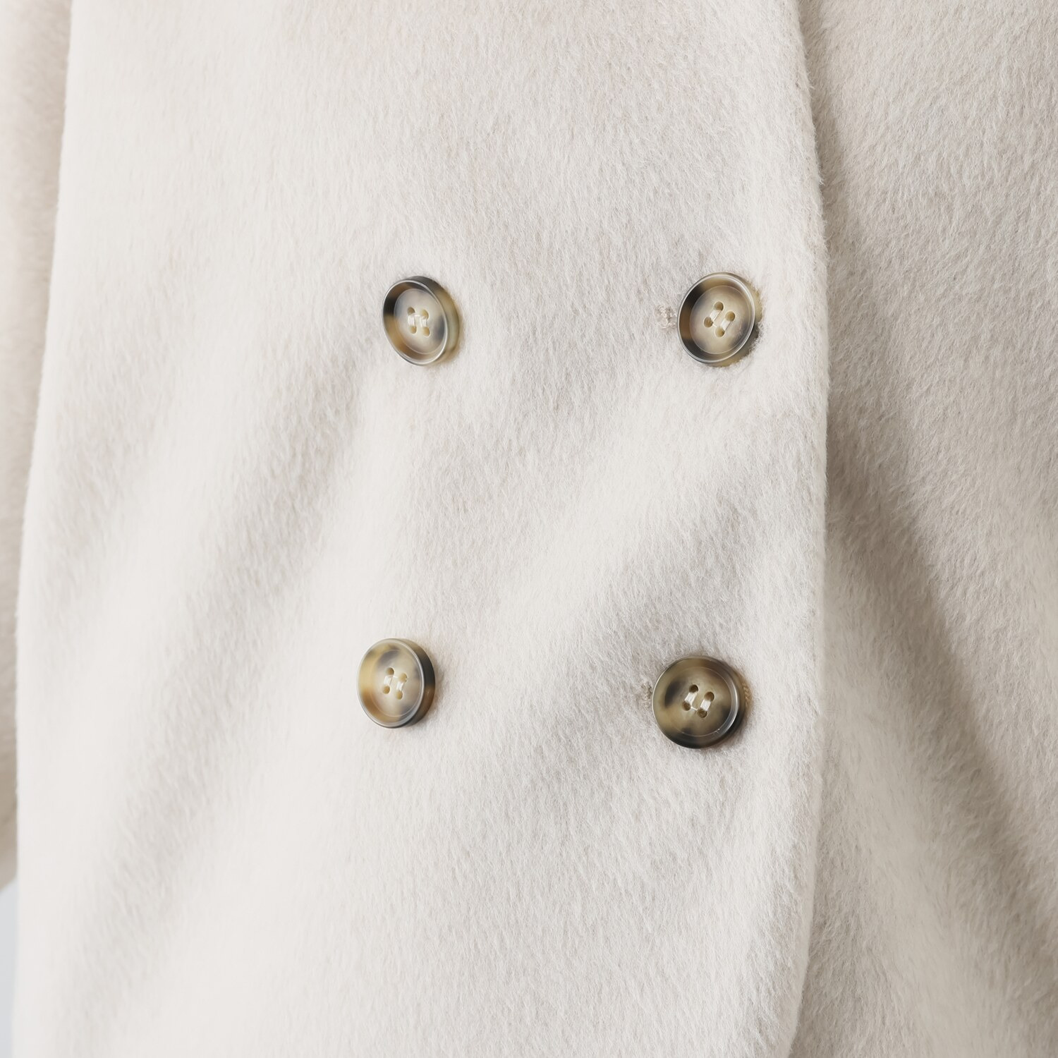 エイジャ 新鮮な丈バランスと シルエットで華やぐ ふんわり丸い ショートジャケット