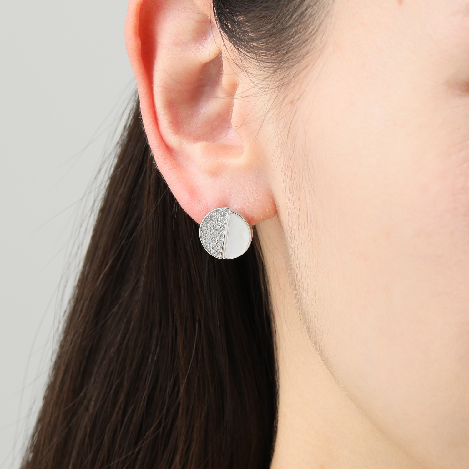 マイビジュー ＣＺ＆ ホワイトシェル風デザイン パヴェピアス