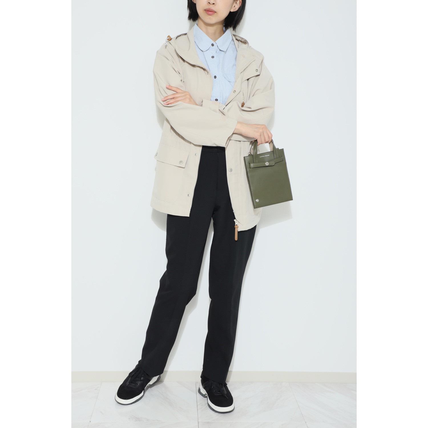 エーディーエムジェイ イタリアンラムレザー ストラップ付 モバイルポーチ