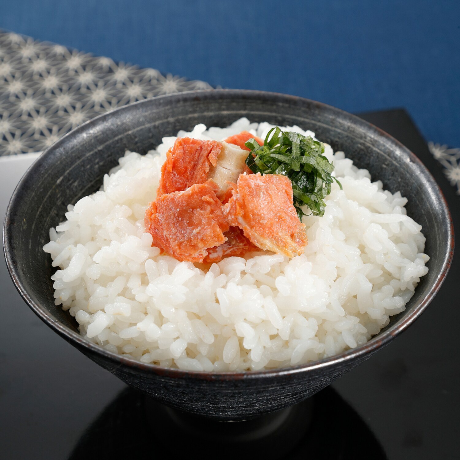 目利き人厳選！ ロシア産紅鮭の ほろっと中骨缶詰