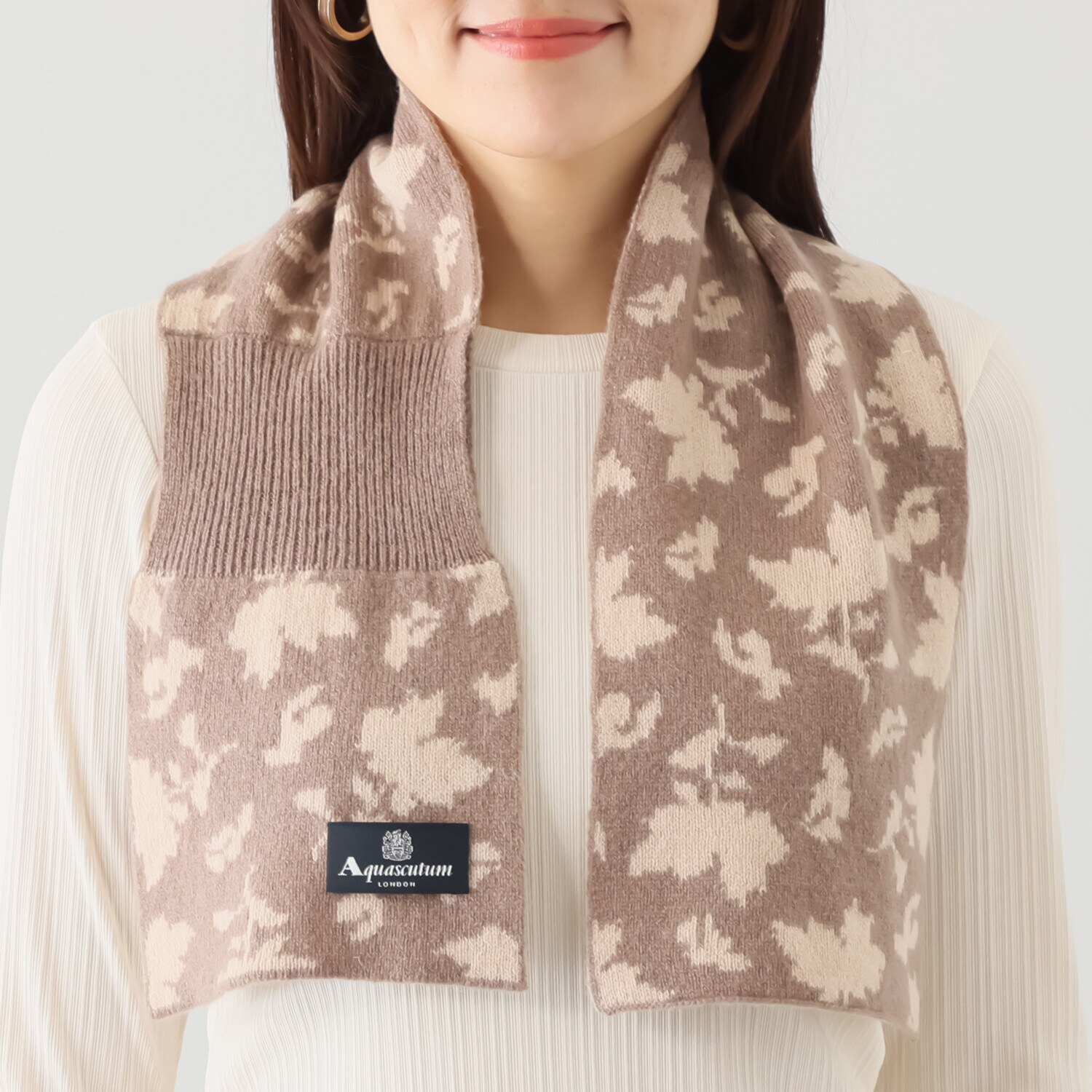 アクアスキュータム ウール１００％ リーフジャガード キャンディマフラー