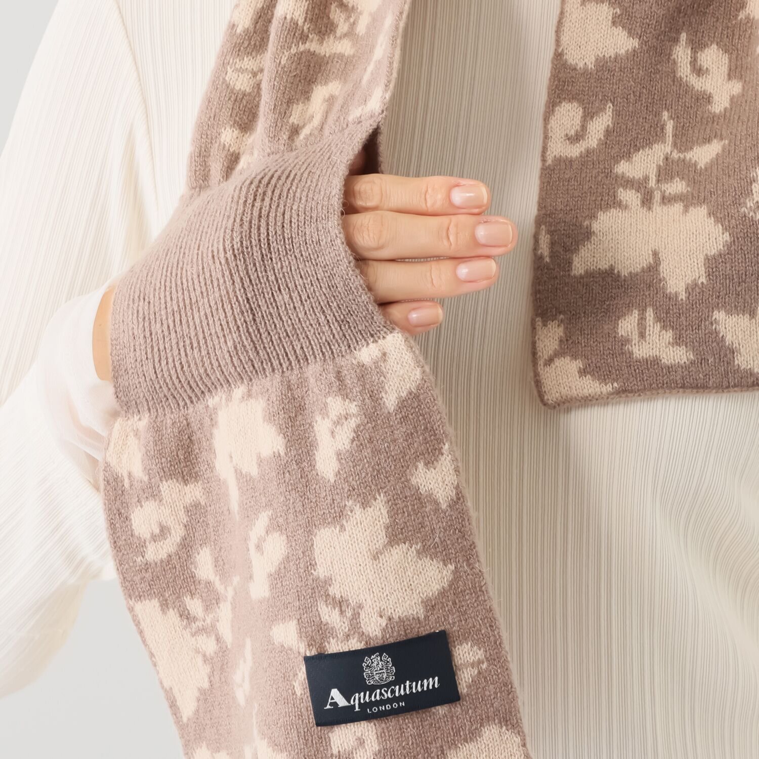 アクアスキュータム ウール１００％ リーフジャガード キャンディマフラー