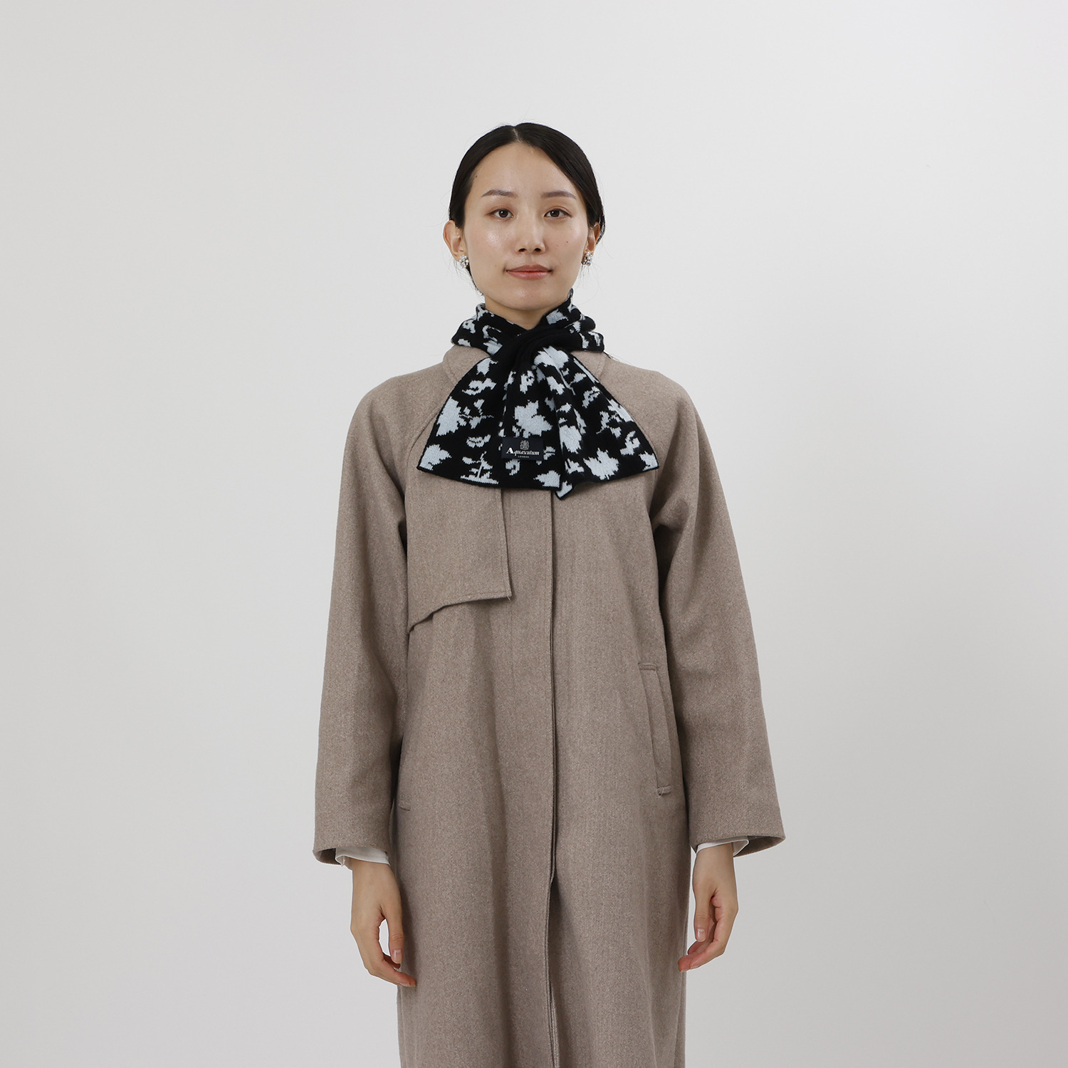 アクアスキュータム ウール１００％ リーフジャガード キャンディマフラー