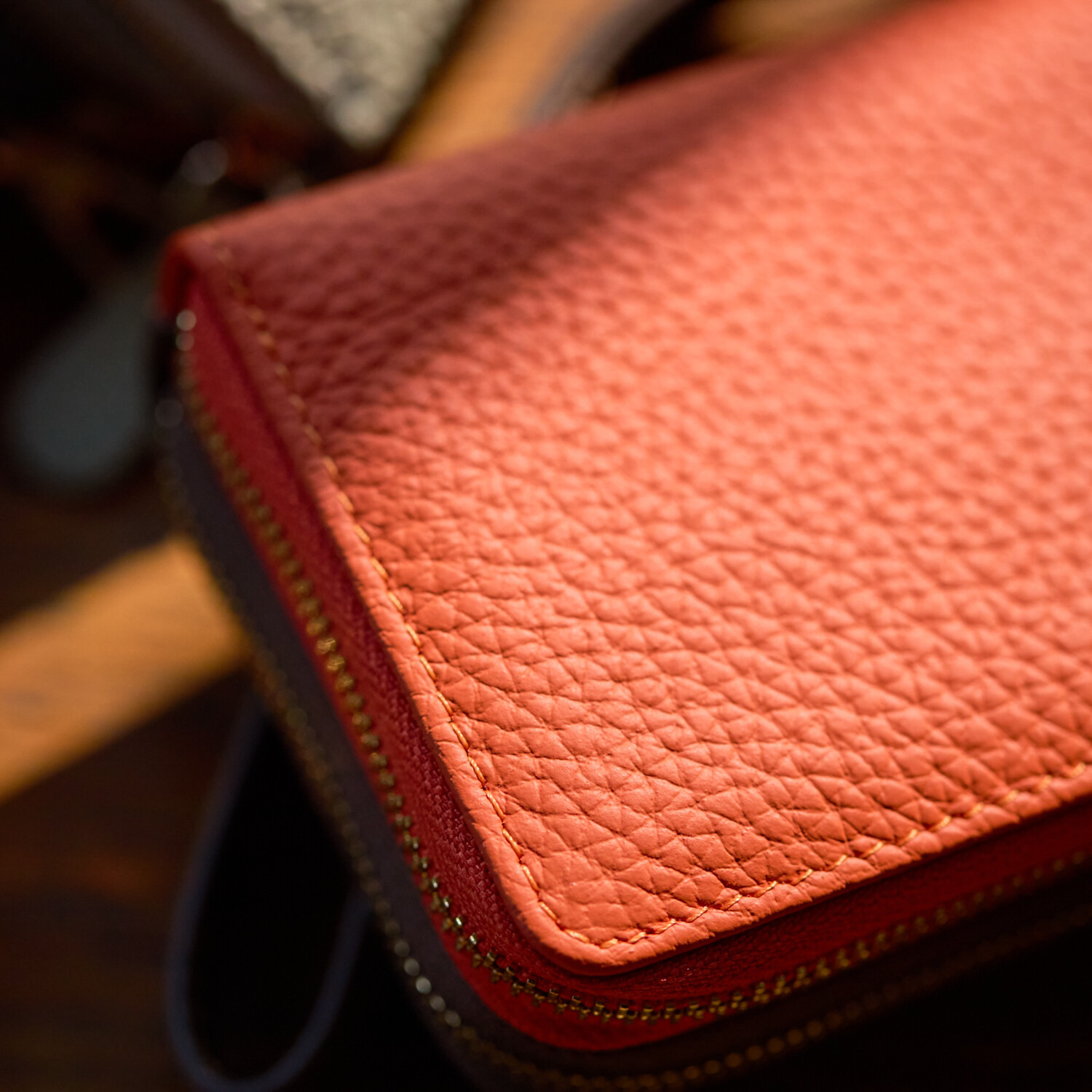 クレドバイメロディー 一目でわかるカード収納 ストラップ付 牛革ウォレット