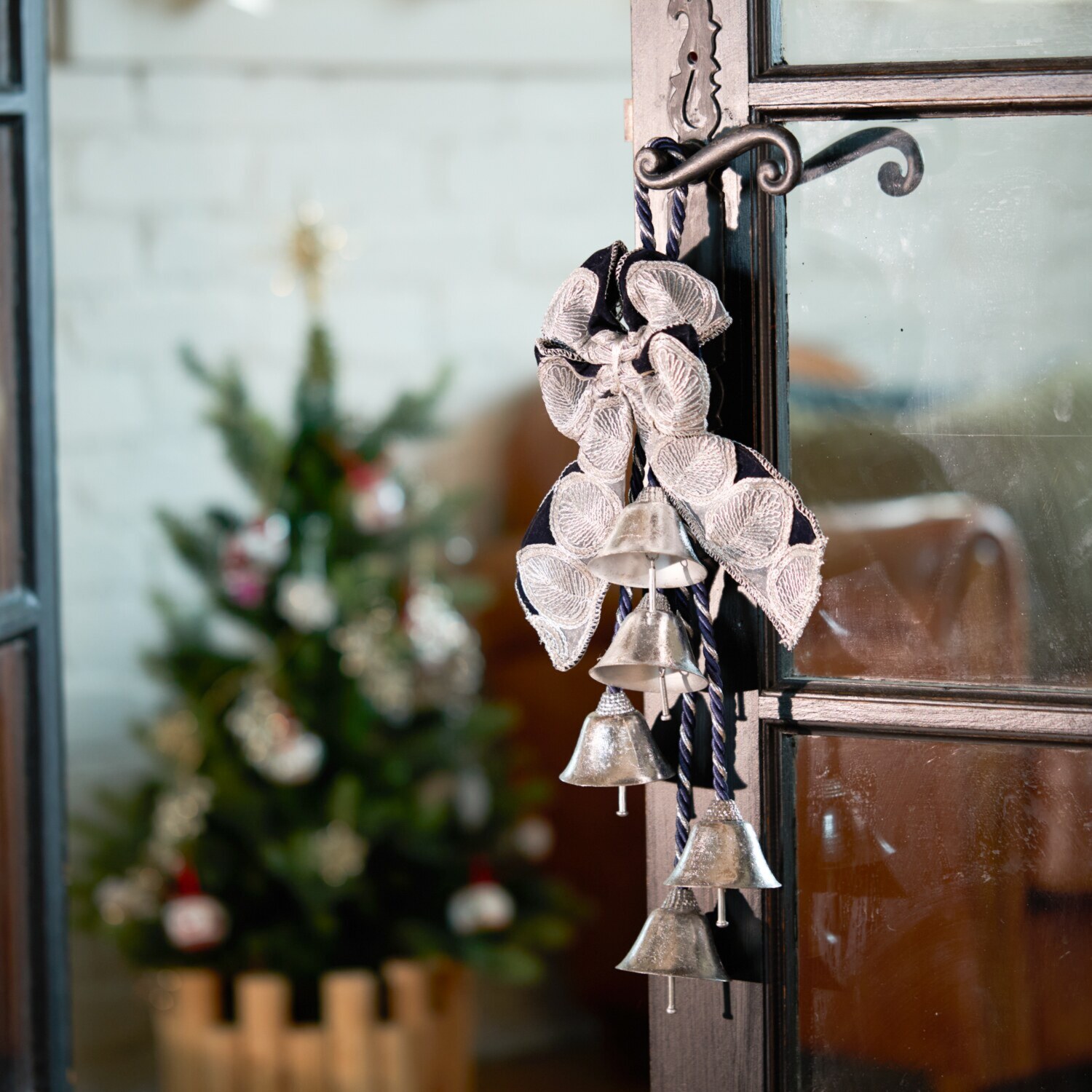 ゴージャスな音色と リボンの協演 ドアベルハンガー