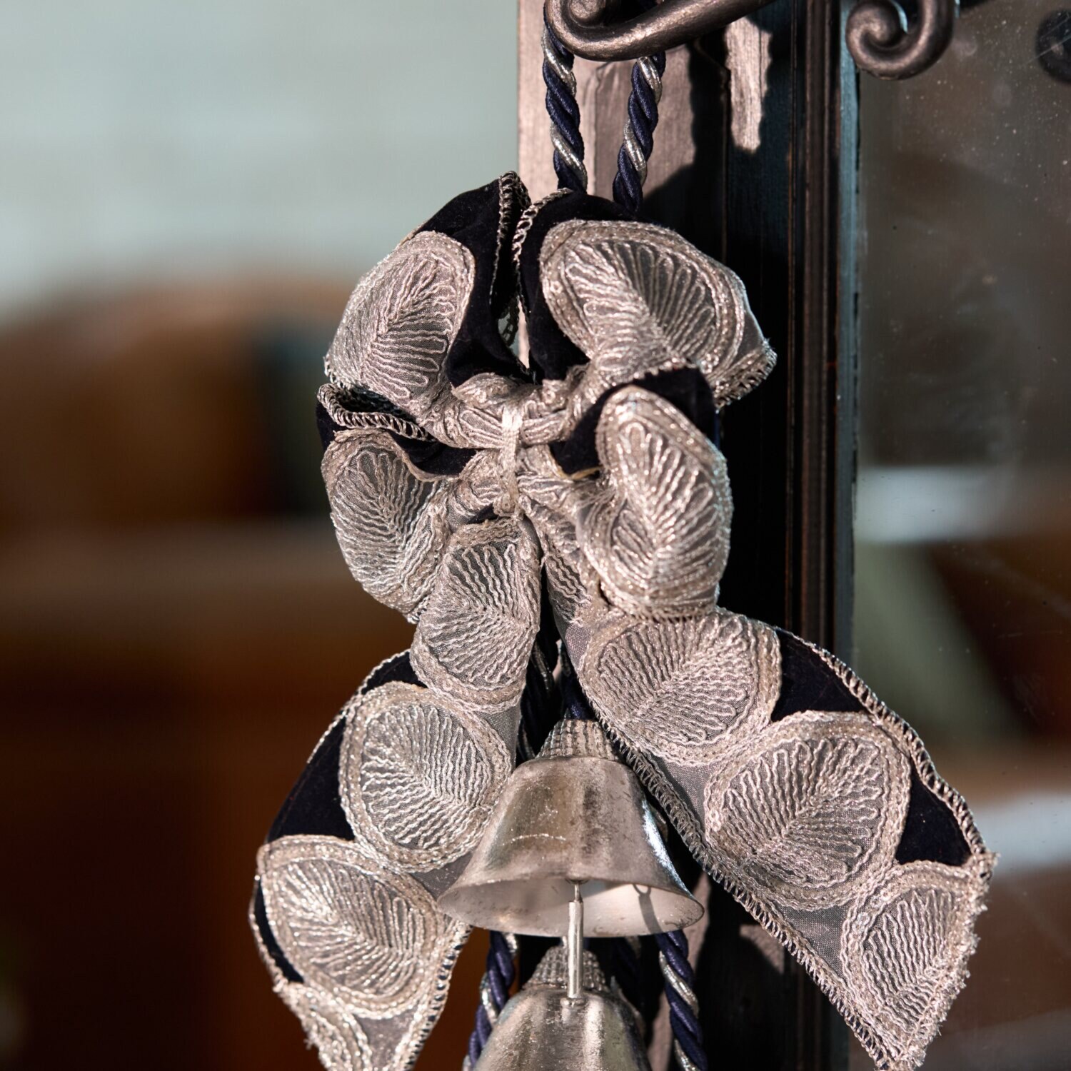 ゴージャスな音色と リボンの協演 ドアベルハンガー