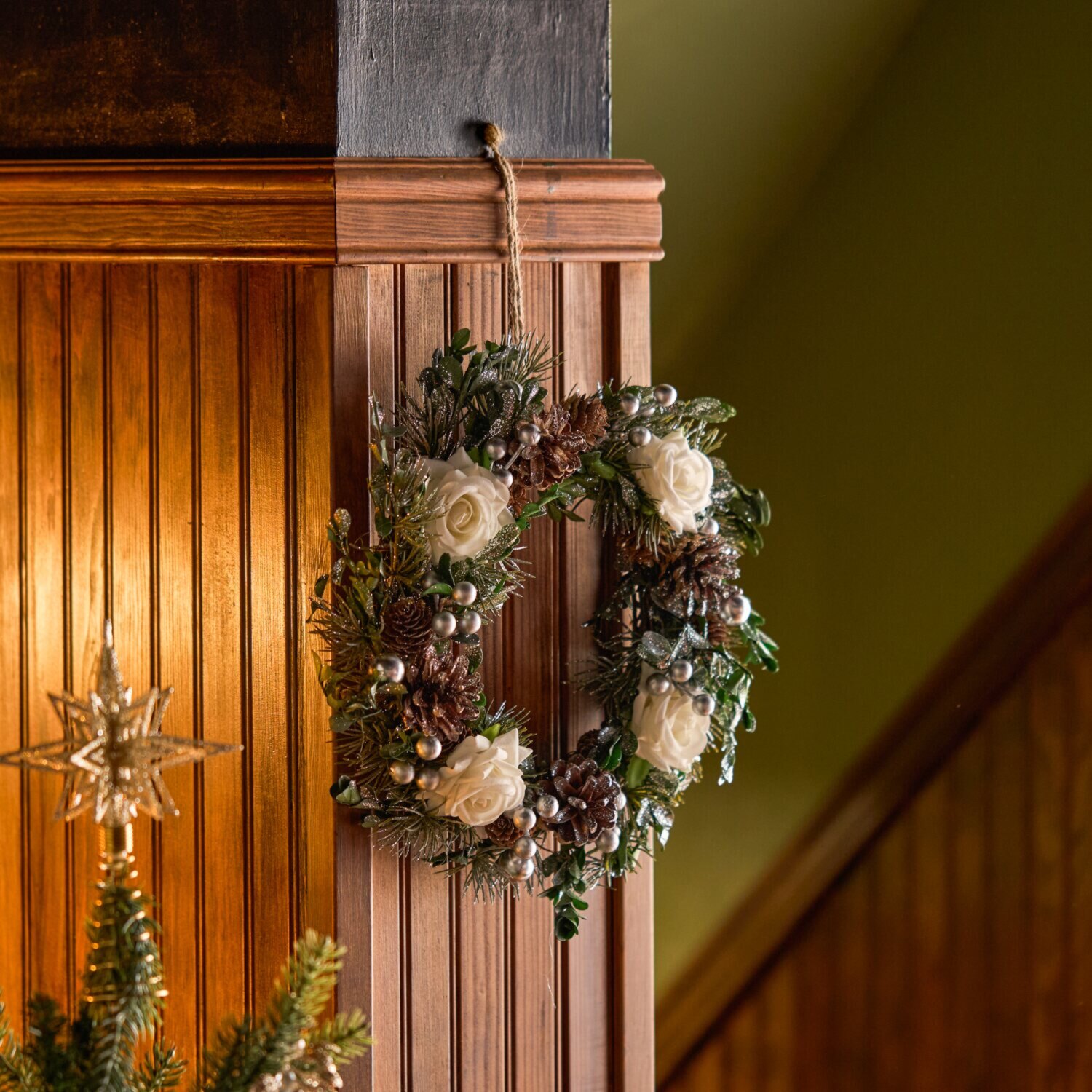 ローズモティーフが映える デコレーションリース