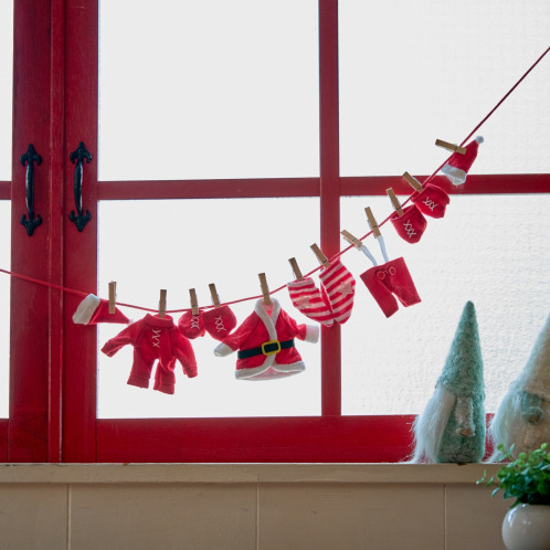 洗濯中のシーンが可愛い！　サンタ服ガーランド