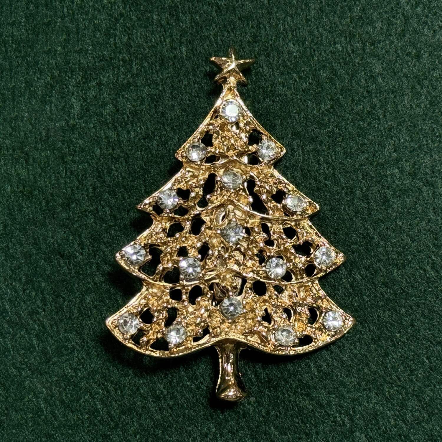 キラキララインストーンが ゴージャス！ ゴールドカラー ツリーブローチ