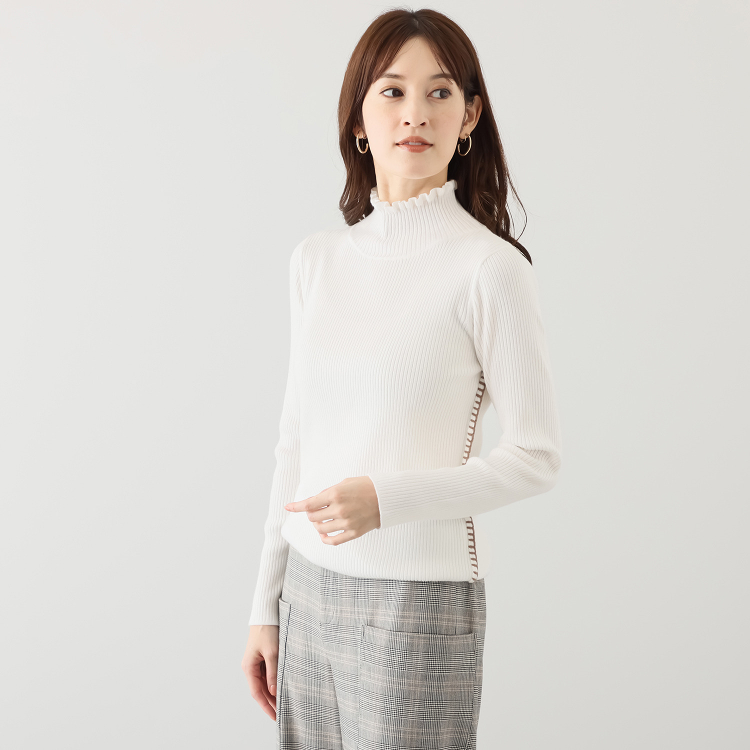 エーエフコンフィ ブランケットステッチ フリルタートル ニットプルオーバー