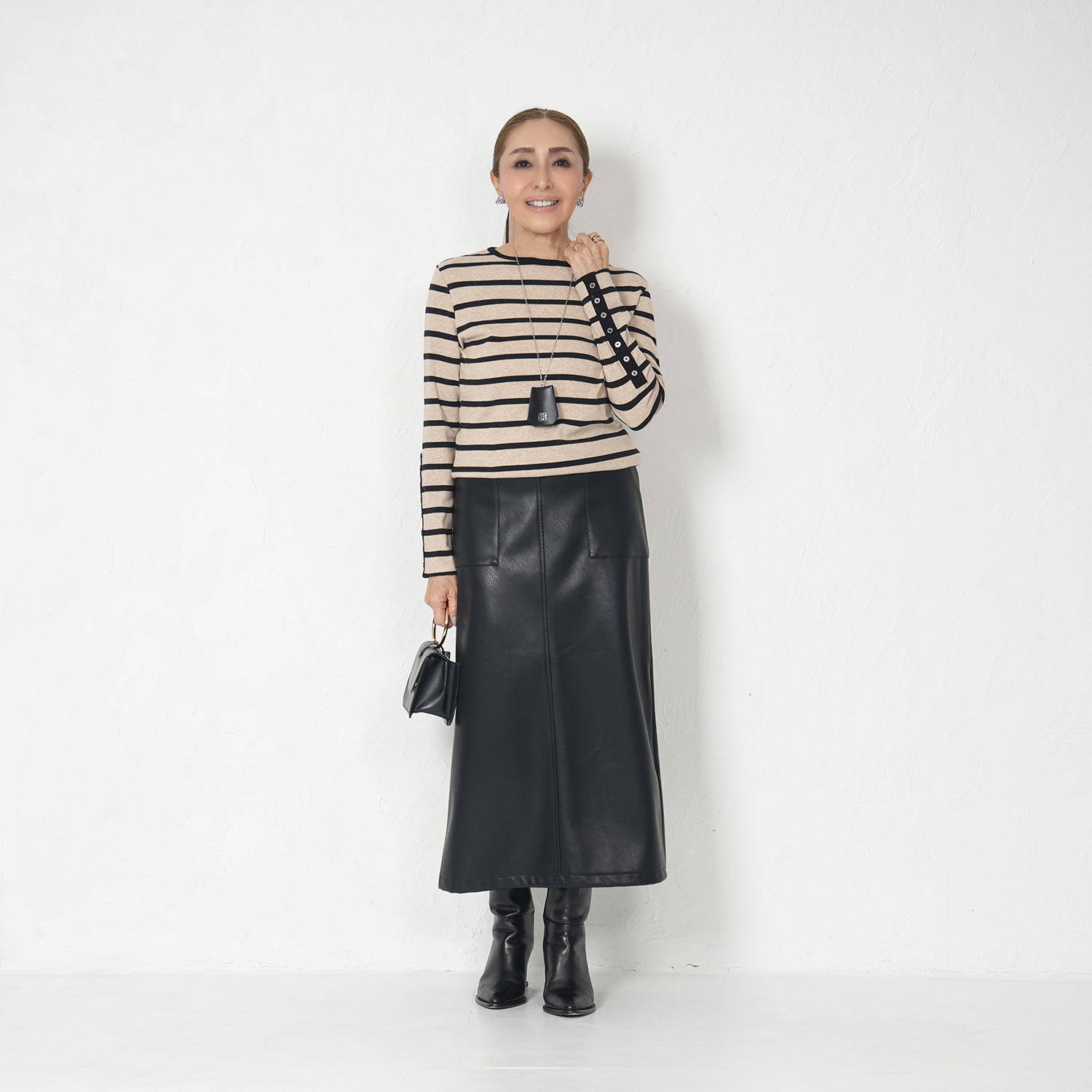 エーエフコンフィ ラウンドネック ボタンデザイン プルオーバー