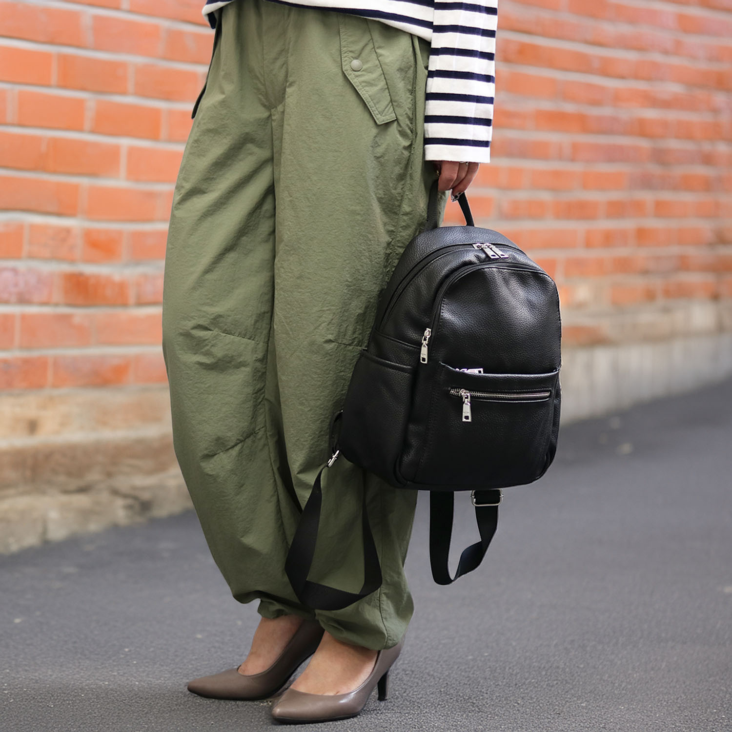 グッシオイタリー ポケットたっぷり ラウンド型ミニリュック