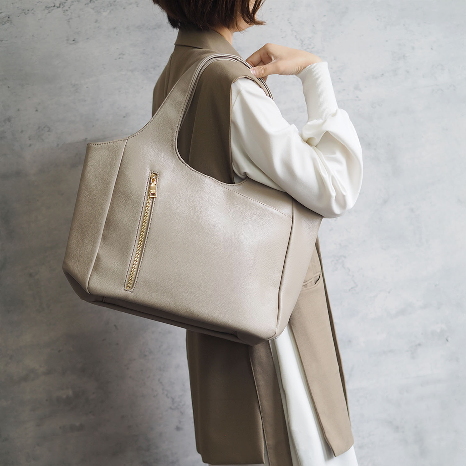 グッシオイタリー 柔らかレザータッチ素材 くり手トートバッグ