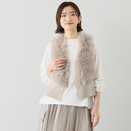 ラビジュア キラッとおしゃれ上級者! ふわっとエコファー パールビジュウアクセント すっきりVネックベスト ラビジュア キラッとおしゃれ上級者! ふわっとエコファー パールビジュウアクセント すっきりVネックベスト