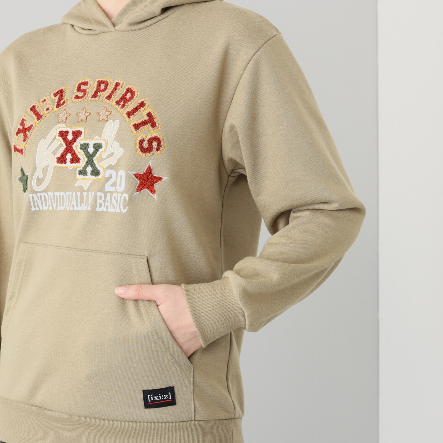 イクシーズ カレッジ風 ヴィンテージ調ロゴ プルパーカー