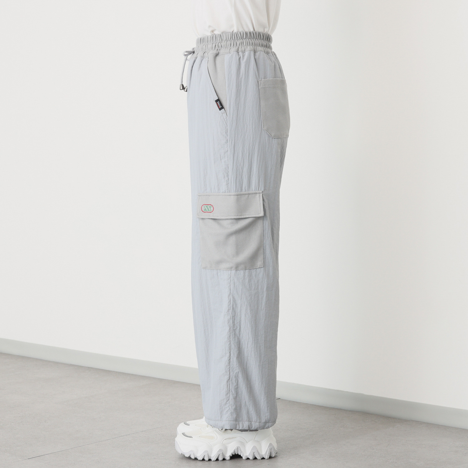 イクシーズ 異素材アクセント ストレート カーゴパンツ